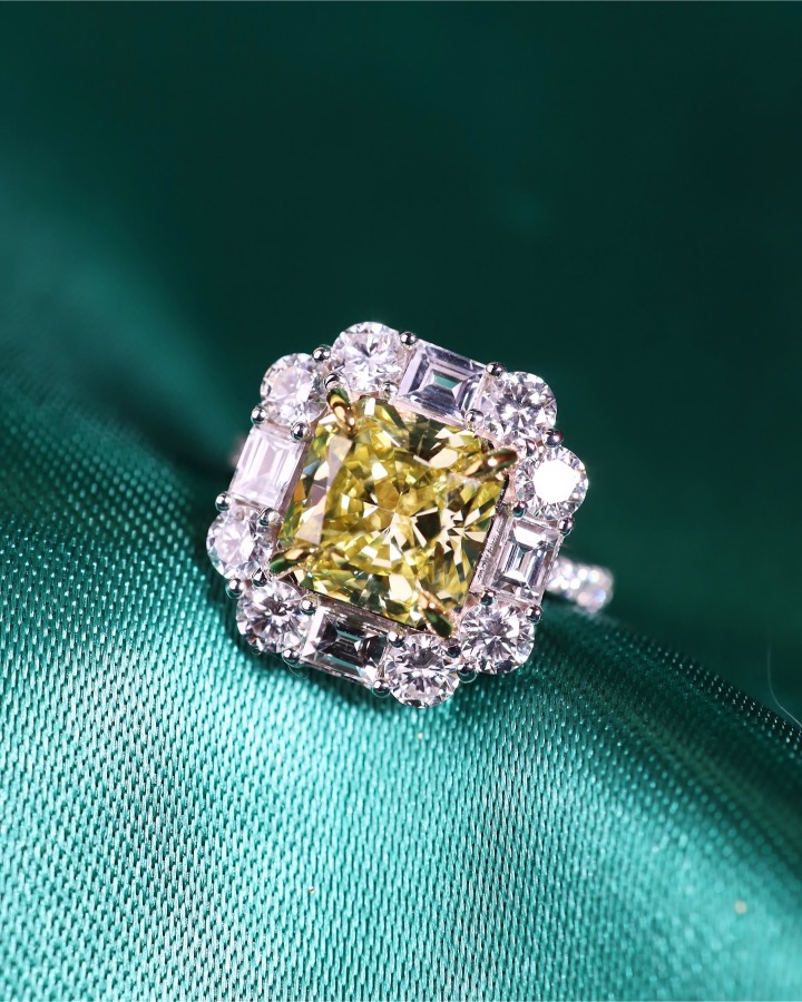 2.93 Carat Fancy Light Yellow Diamond Ring in 18K White Gold - Image 8