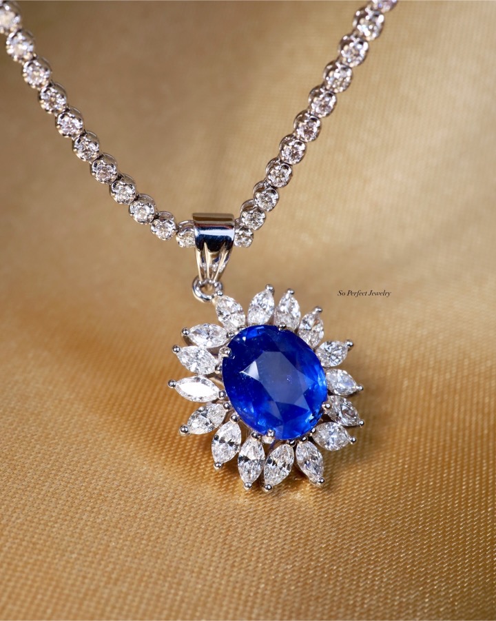 4.50 Carat Ceylon Blue Sapphire and Diamond Pendant in 18K White Gold - Image 6