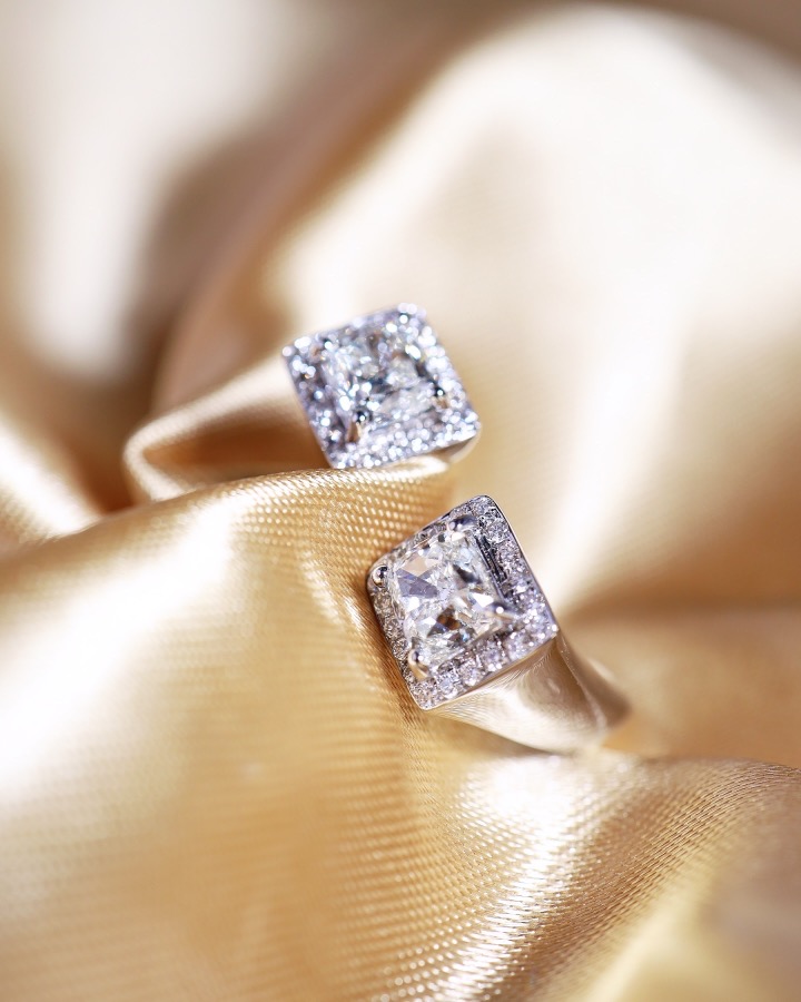GIA-Certified 2.00 Carat Cushion Diamond Twisted Unisex Ring in 18K White Gold - Image 4