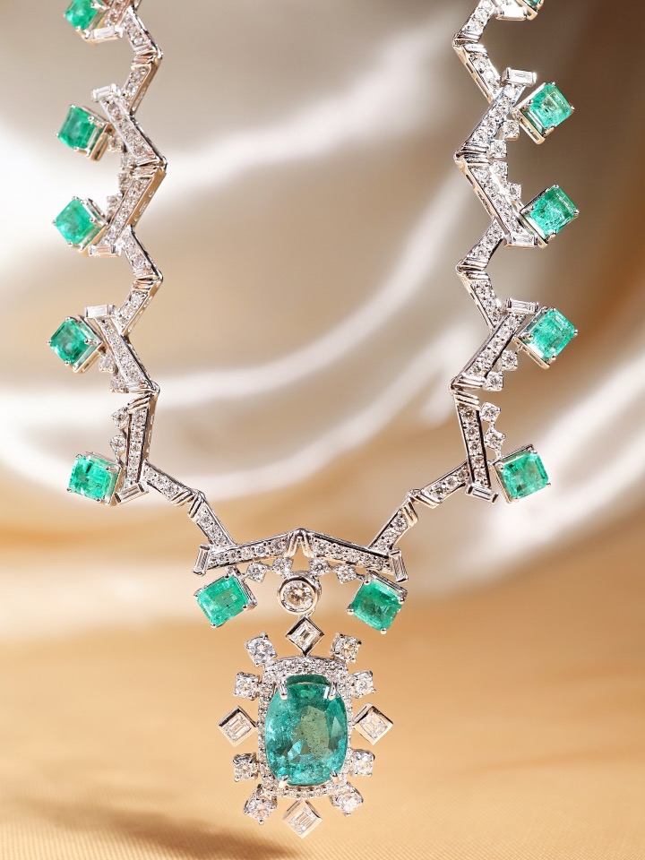 18.63 Carat Zambian Emerald and Diamond Statement Necklace in 18K White Gold - Image 8