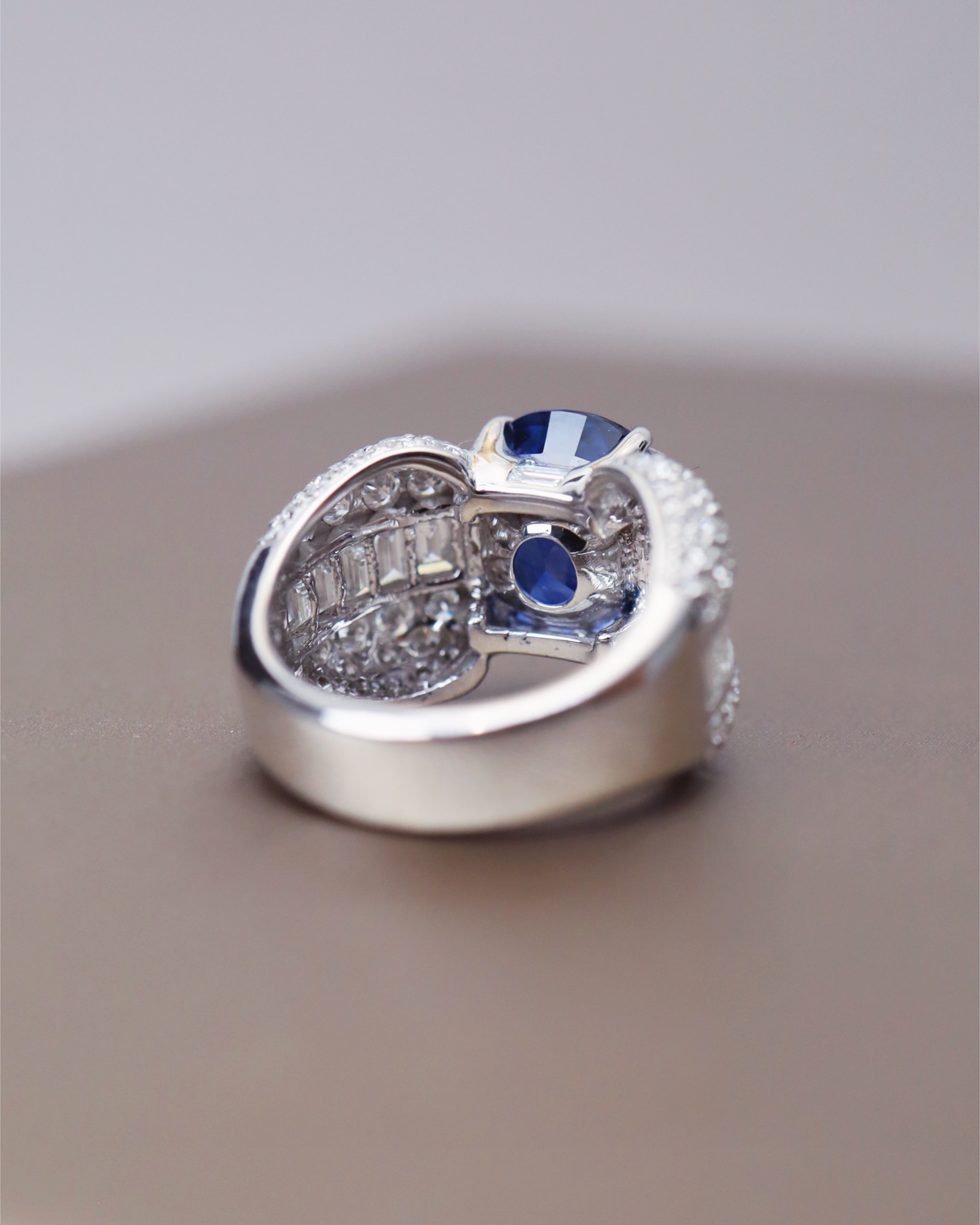 7.35 Carat Ceylon Blue Sapphire and Diamond Unisex Ring in 18K White Gold - Image 10