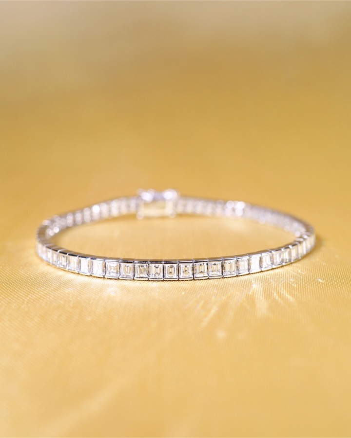 6.75 Carat Emerald-Cut Diamond Tennis Bracelet in 18K White Gold - Image 7