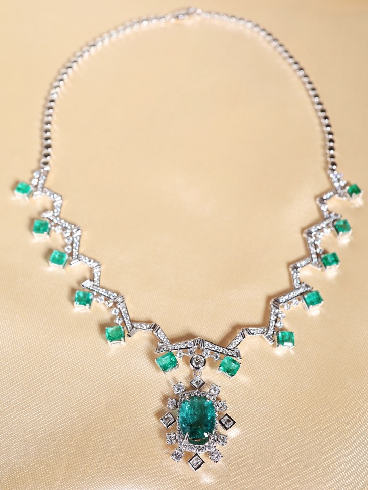 18.63 Carat Zambian Emerald and Diamond Statement Necklace in 18K White Gold - Image 4