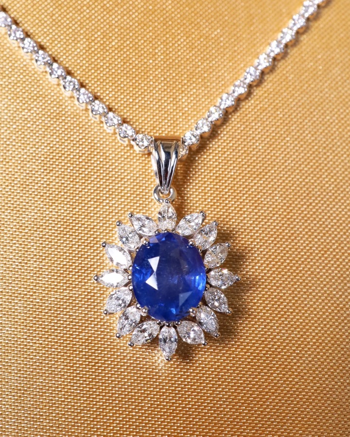 4.50 Carat Ceylon Blue Sapphire and Diamond Pendant in 18K White Gold - Image 5