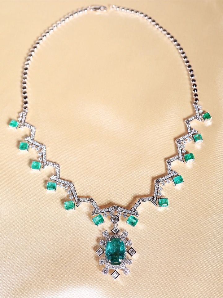 18.63 Carat Zambian Emerald and Diamond Statement Necklace in 18K White Gold - Image 6