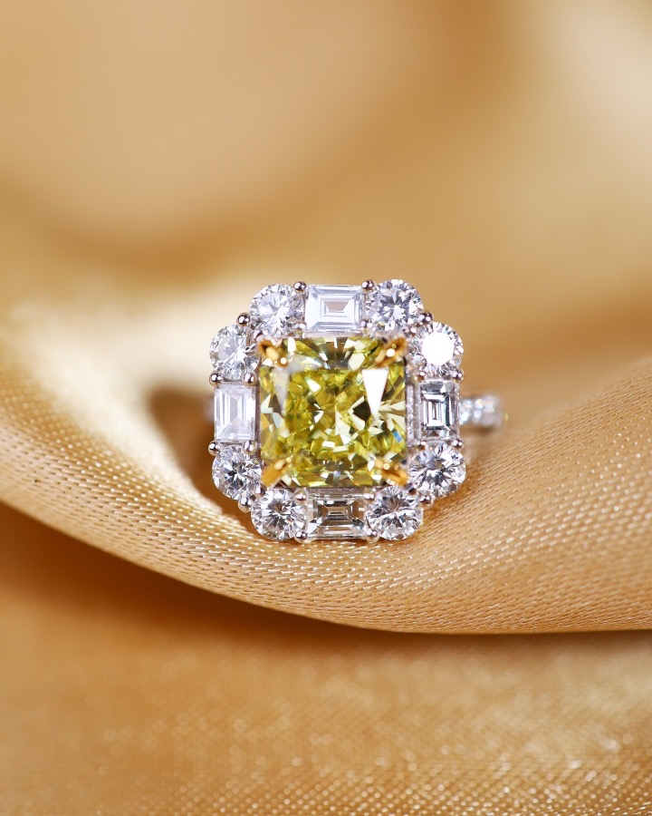 2.93 Carat Fancy Light Yellow Diamond Ring in 18K White Gold - Image 6