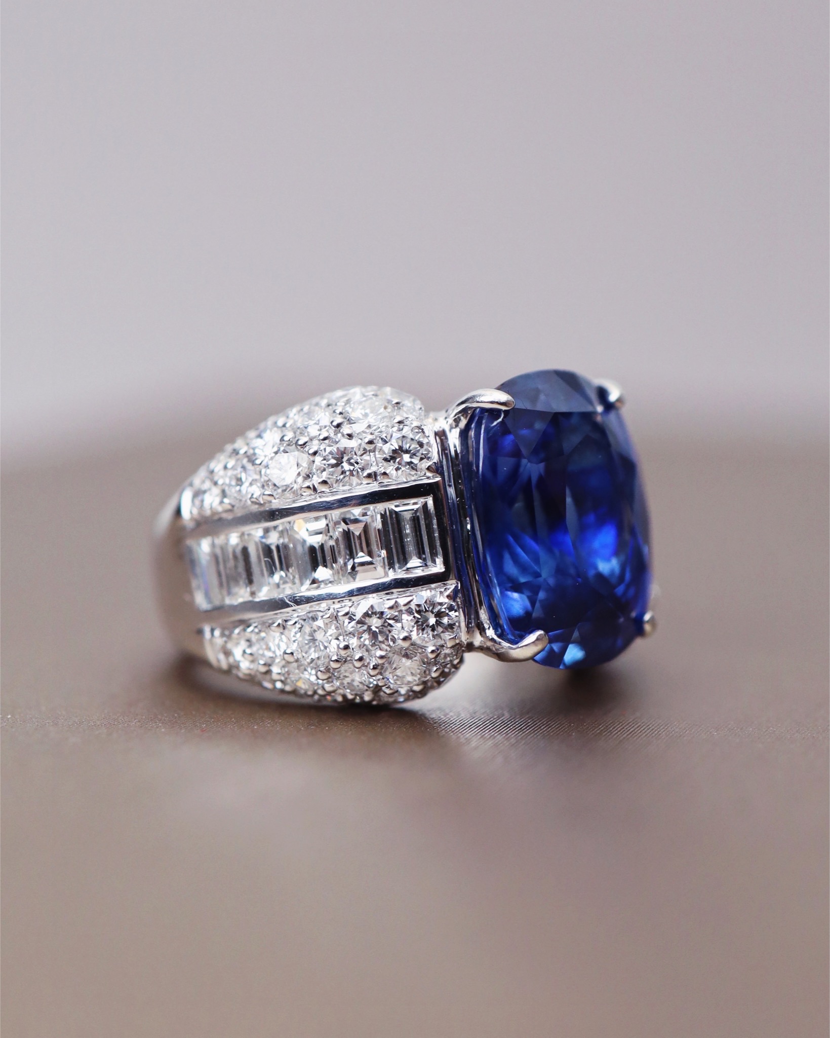 7.35 Carat Ceylon Blue Sapphire and Diamond Unisex Ring in 18K White Gold - Image 6