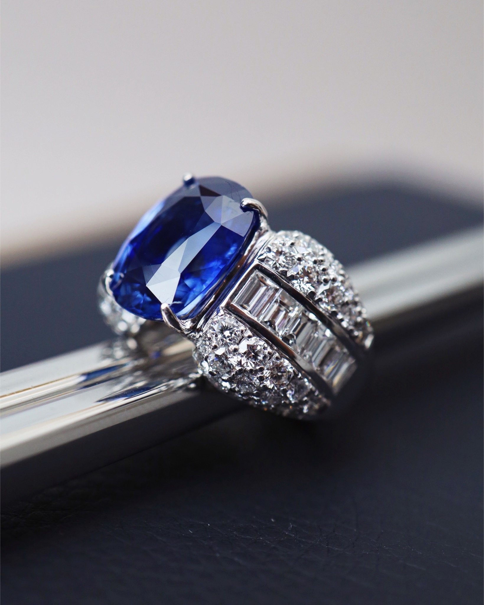 7.35 Carat Ceylon Blue Sapphire and Diamond Unisex Ring in 18K White Gold - Image 5