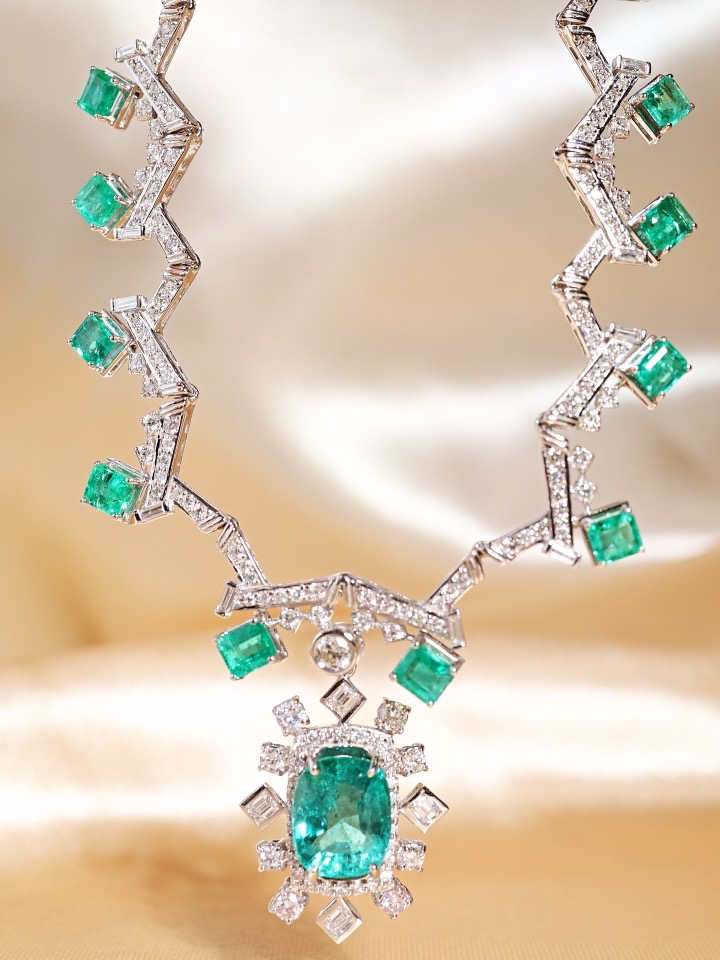 18.63 Carat Zambian Emerald and Diamond Statement Necklace in 18K White Gold - Image 5