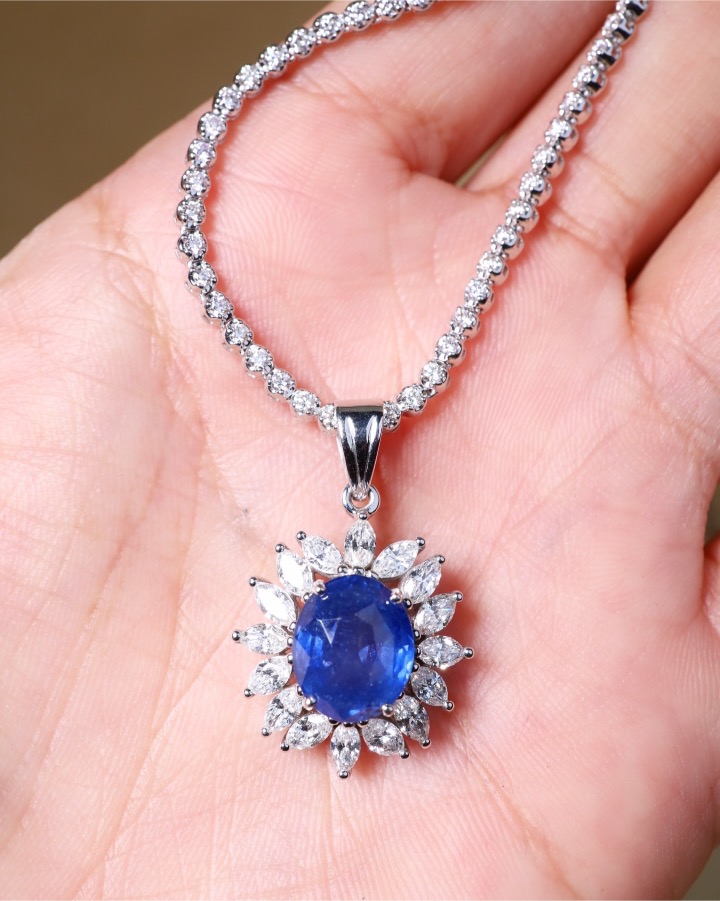 4.50 Carat Ceylon Blue Sapphire and Diamond Pendant in 18K White Gold - Image 4