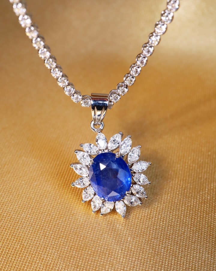 4.50 Carat Ceylon Blue Sapphire and Diamond Pendant in 18K White Gold - Image 3