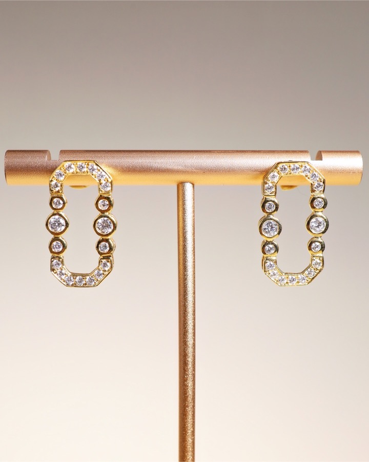 1.04 Carat Diamond Open-Link Stud Earrings in 18K Yellow Gold - Image 11