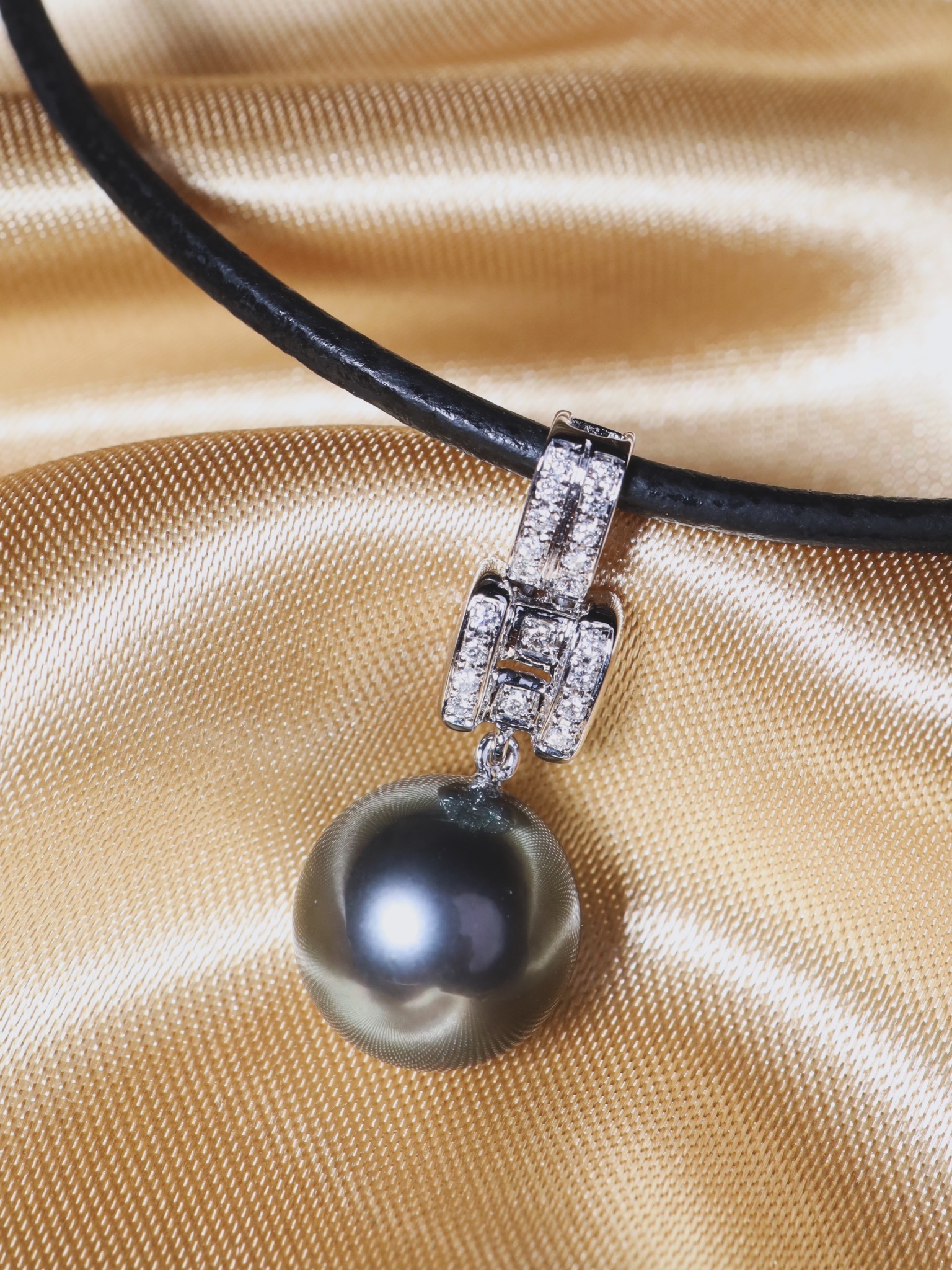 14 mm Tahitian Pearl and Diamond Pendant in 18K White Gold - Image 10