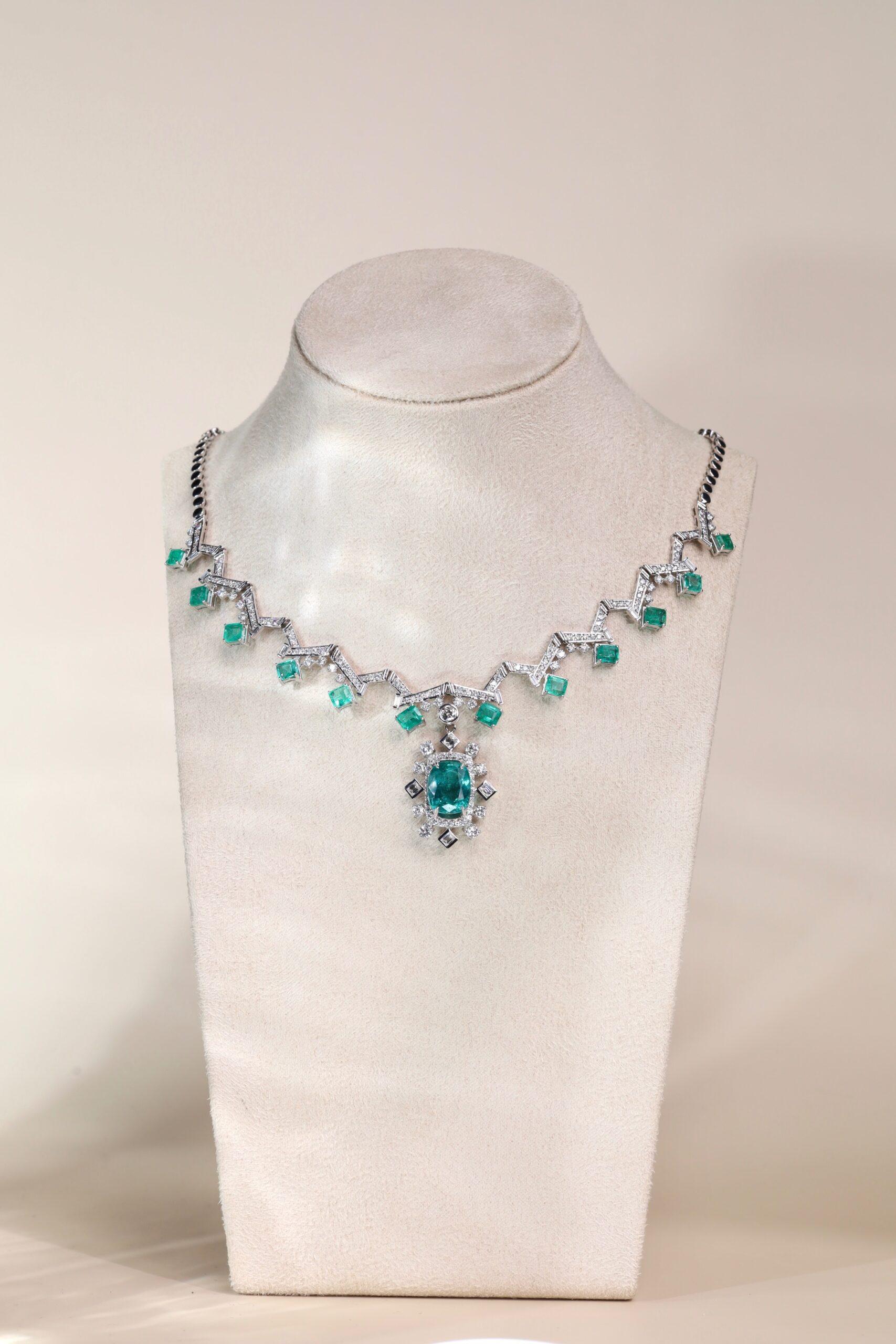 18.63 Carat Zambian Emerald and Diamond Statement Necklace in 18K White Gold - Image 12