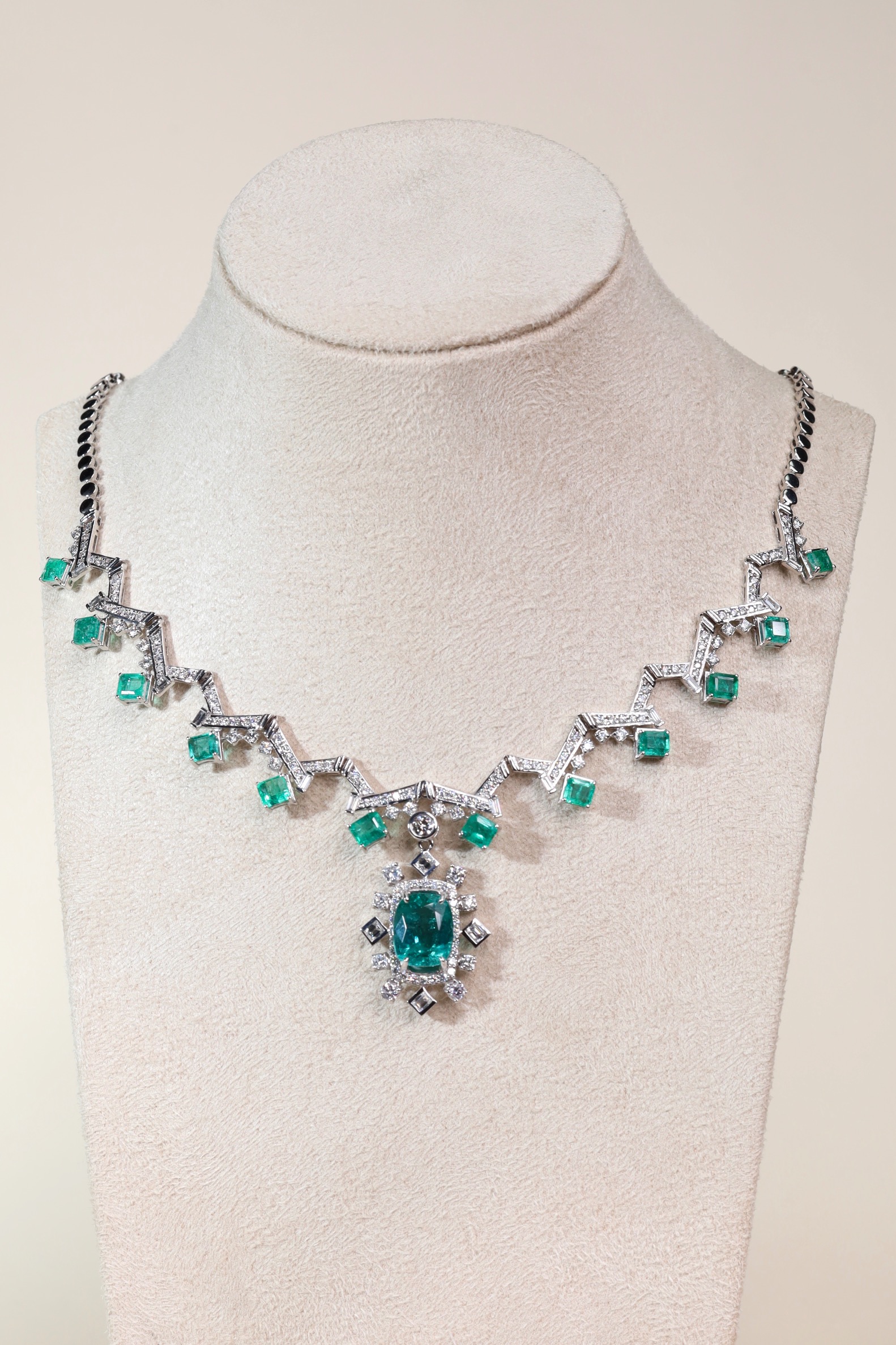 18.63 Carat Zambian Emerald and Diamond Statement Necklace in 18K White Gold - Image 13