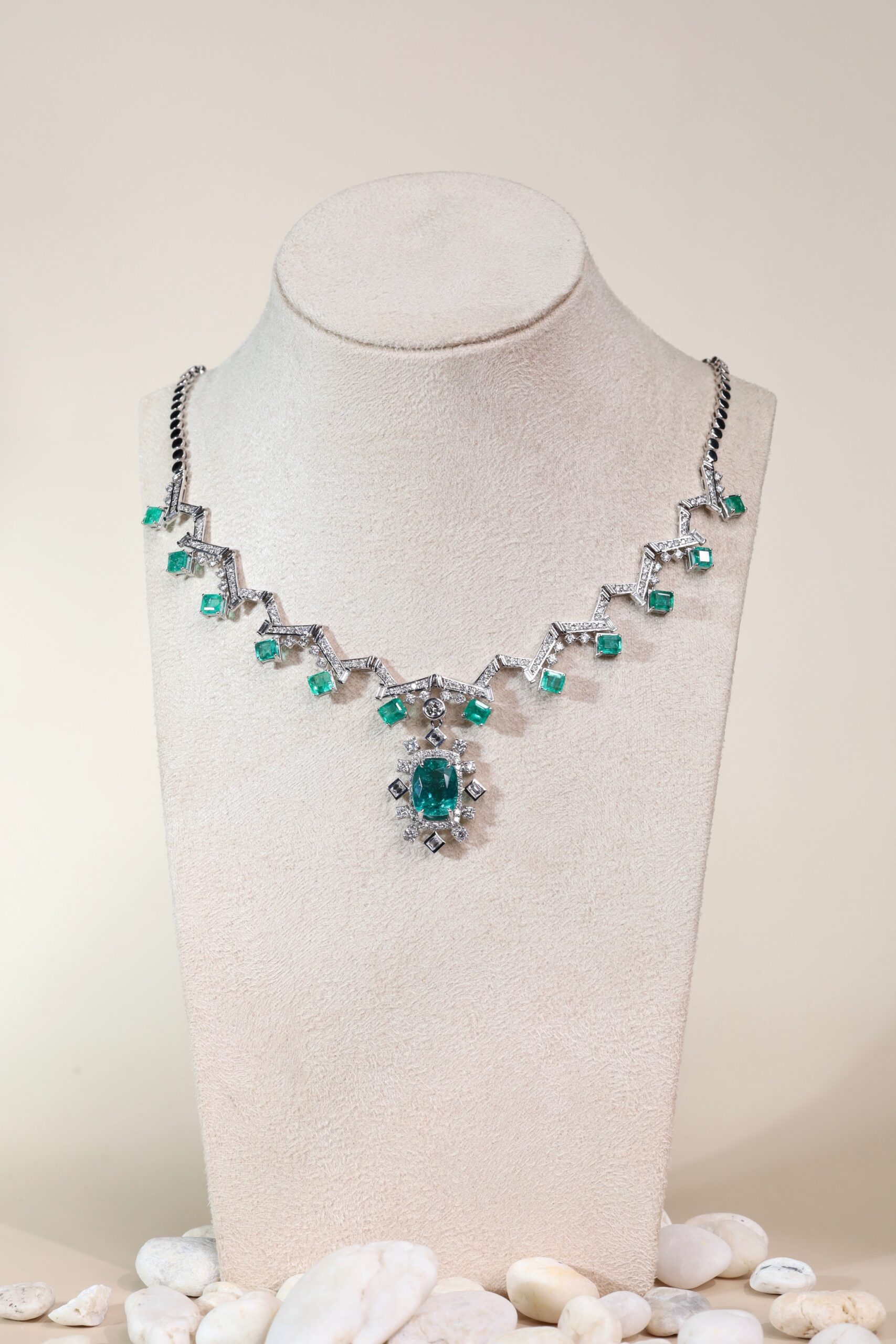 18.63 Carat Zambian Emerald and Diamond Statement Necklace in 18K White Gold - Image 14