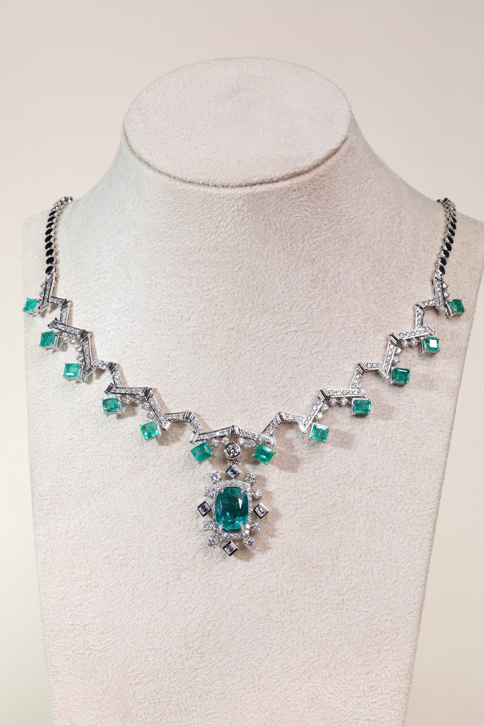 18.63 Carat Zambian Emerald and Diamond Statement Necklace in 18K White Gold - Image 15