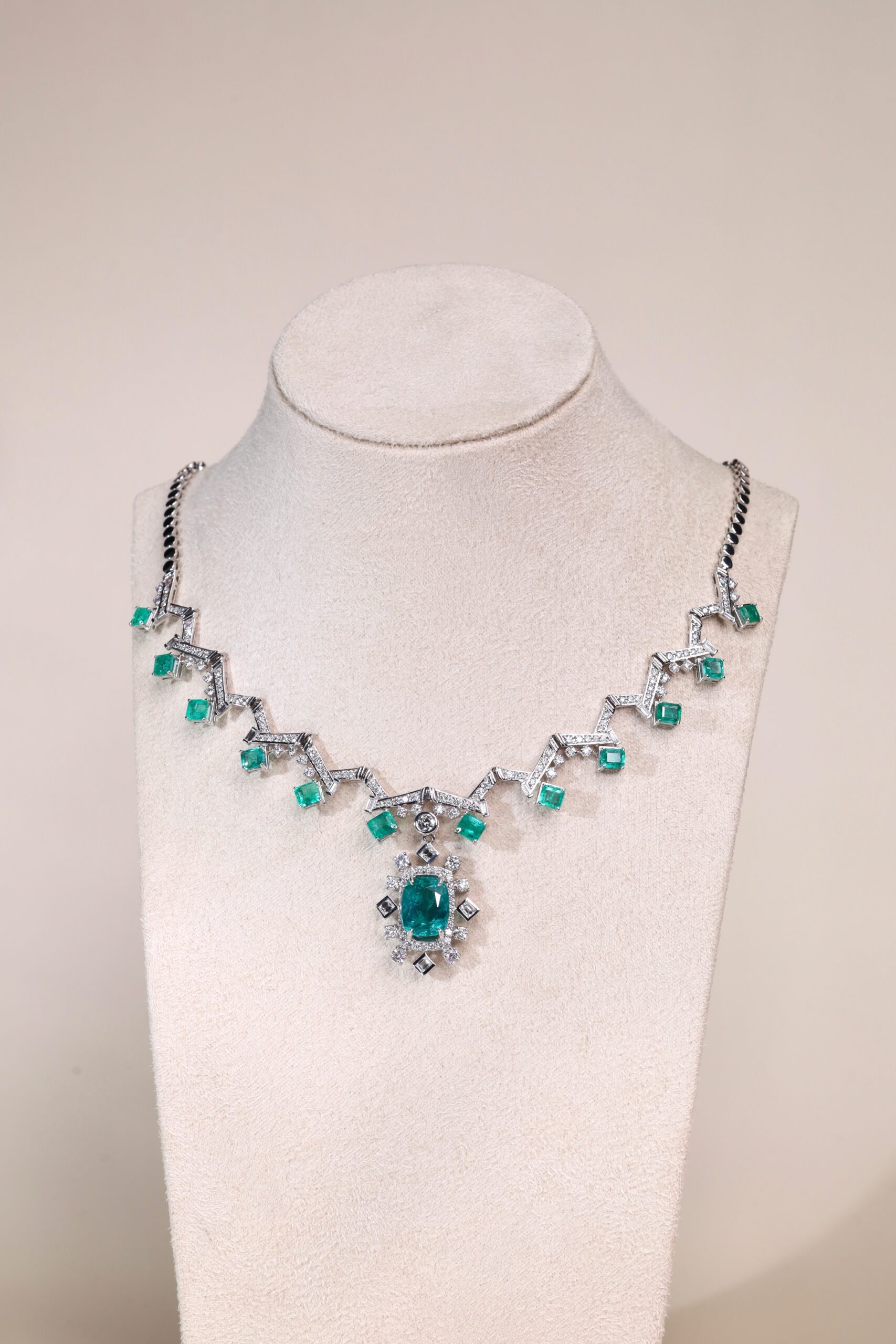 18.63 Carat Zambian Emerald and Diamond Statement Necklace in 18K White Gold - Image 16