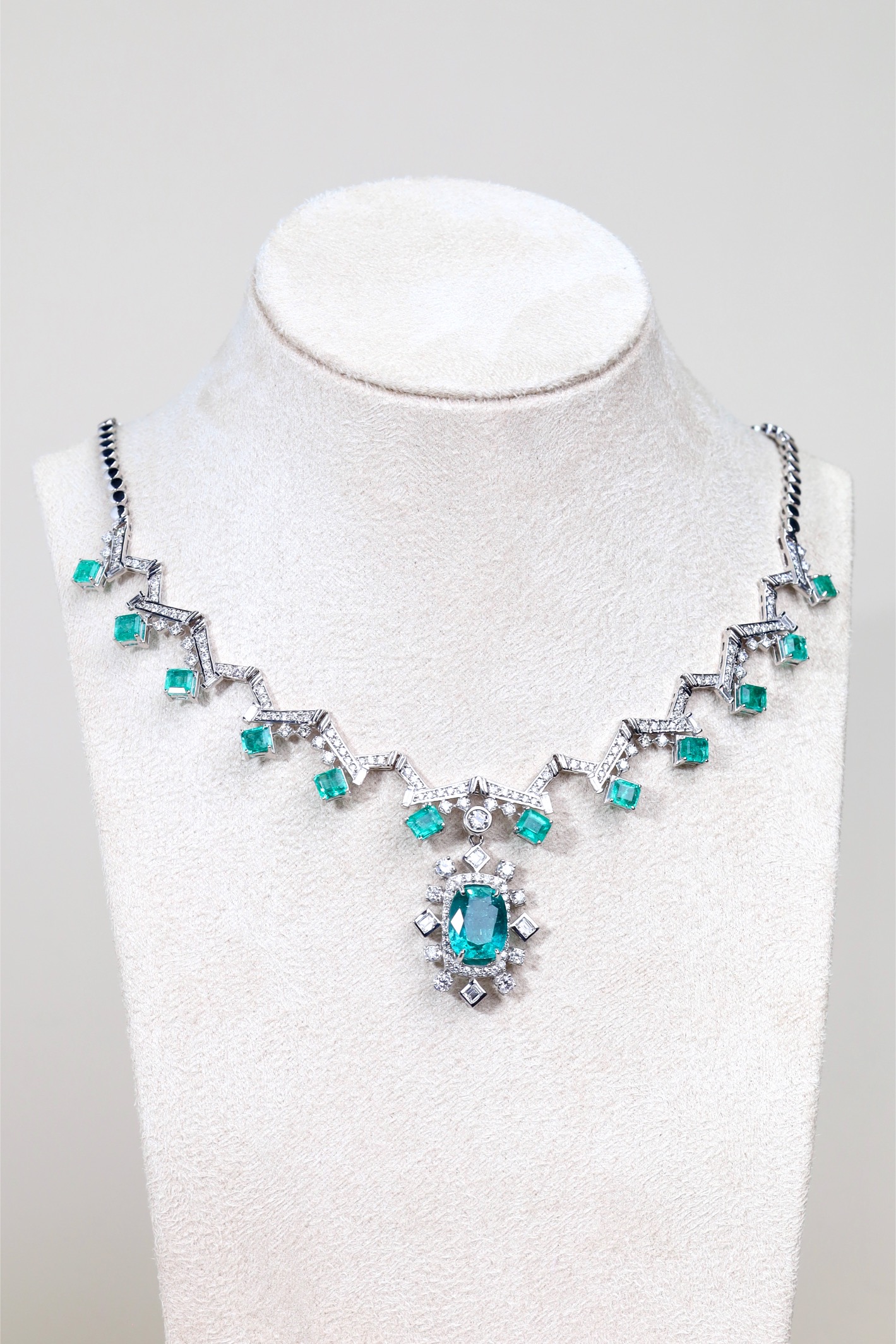 18.63 Carat Zambian Emerald and Diamond Statement Necklace in 18K White Gold - Image 17