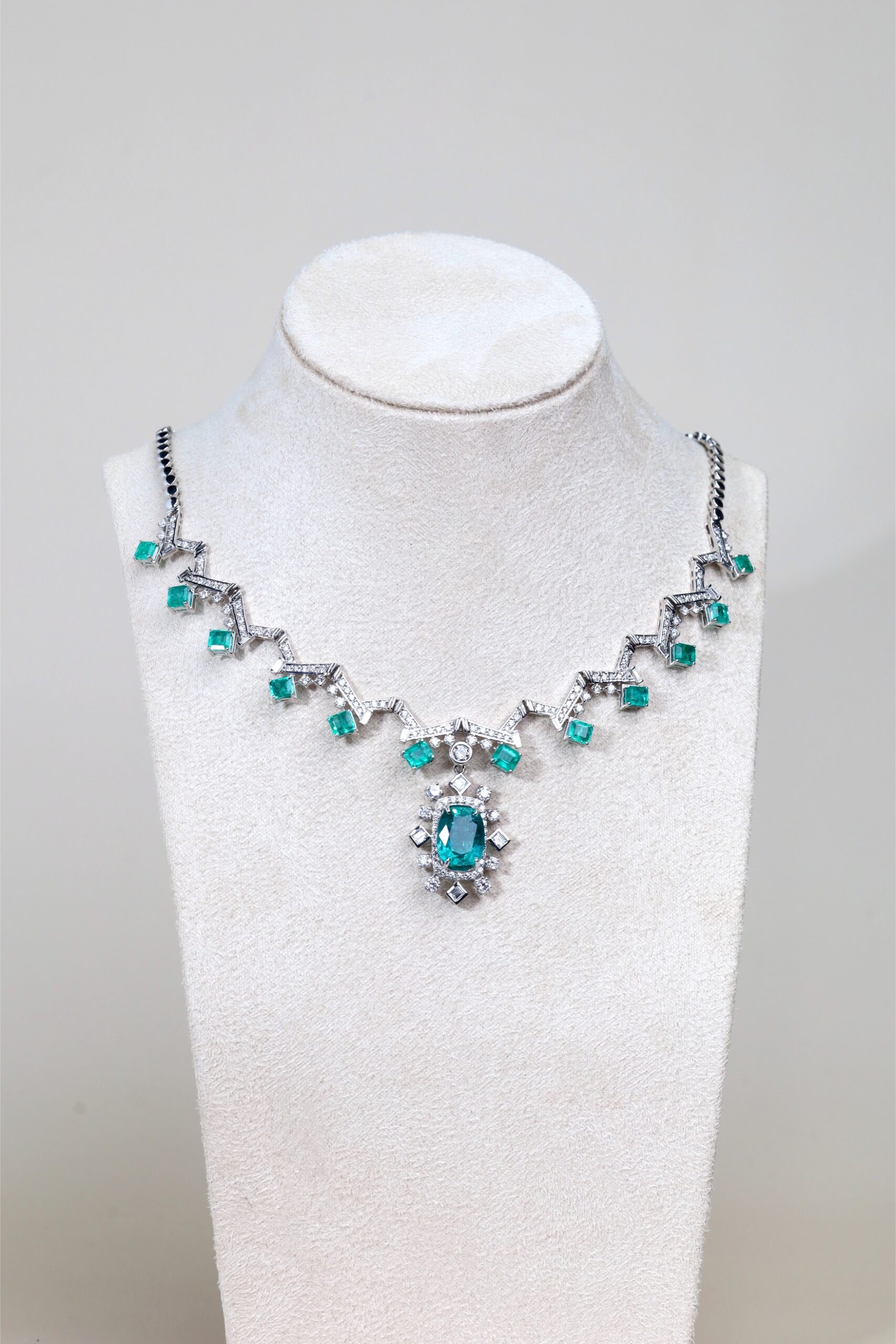 18.63 Carat Zambian Emerald and Diamond Statement Necklace in 18K White Gold - Image 18