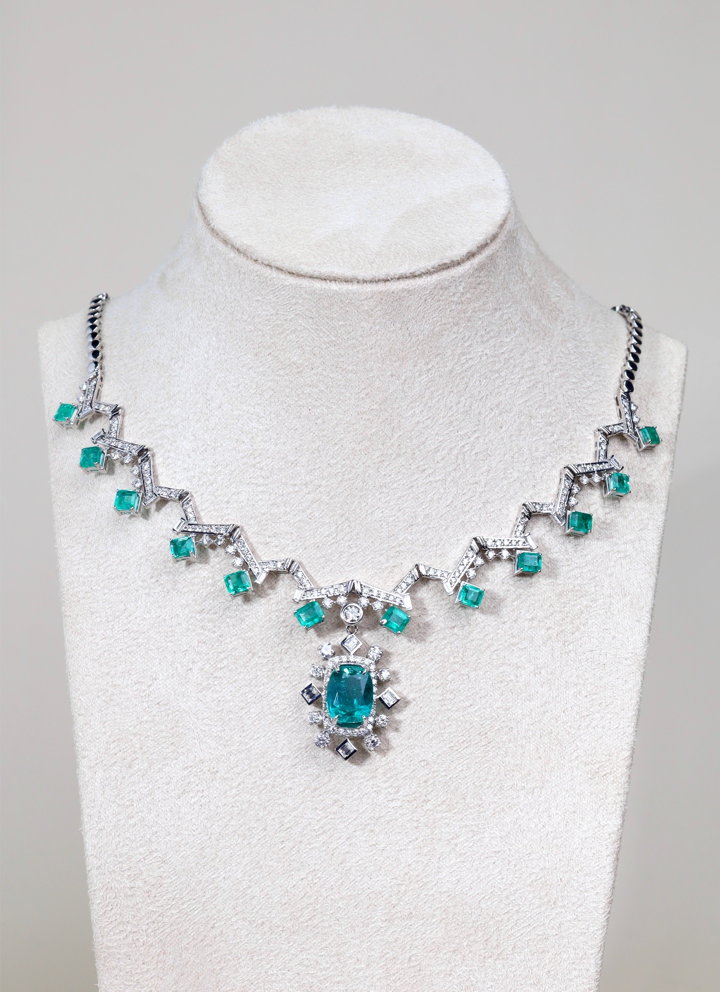 18.63 Carat Zambian Emerald and Diamond Statement Necklace in 18K White Gold - Image 19