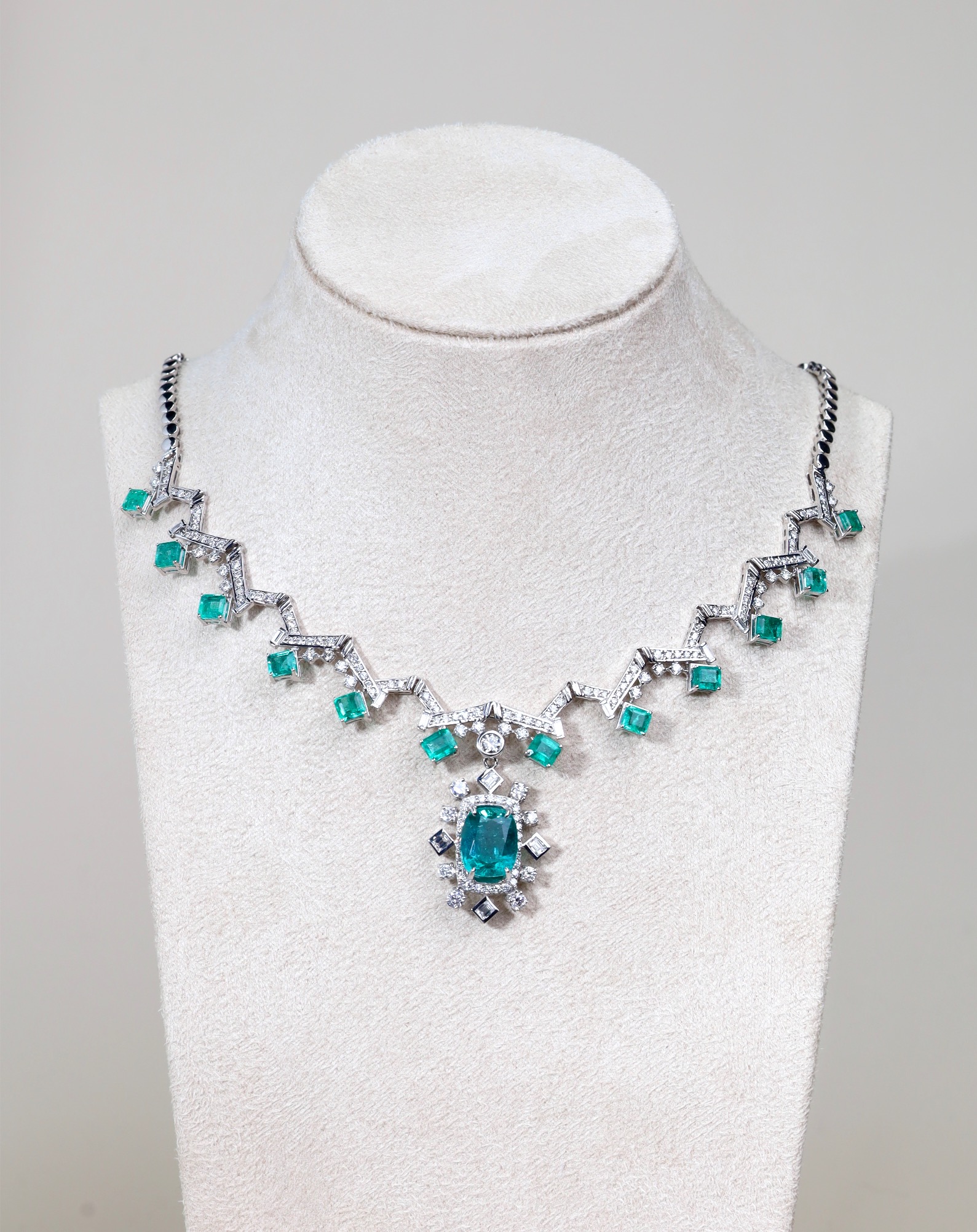 18.63 Carat Zambian Emerald and Diamond Statement Necklace in 18K White Gold - Image 20