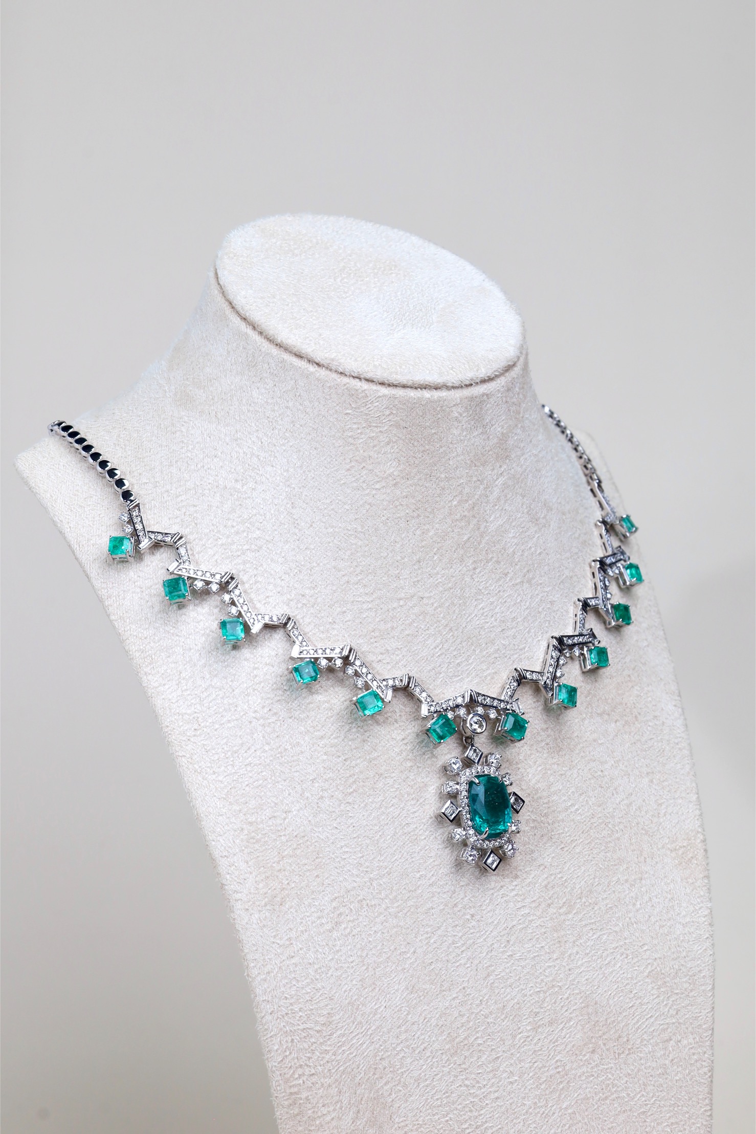 18.63 Carat Zambian Emerald and Diamond Statement Necklace in 18K White Gold - Image 21