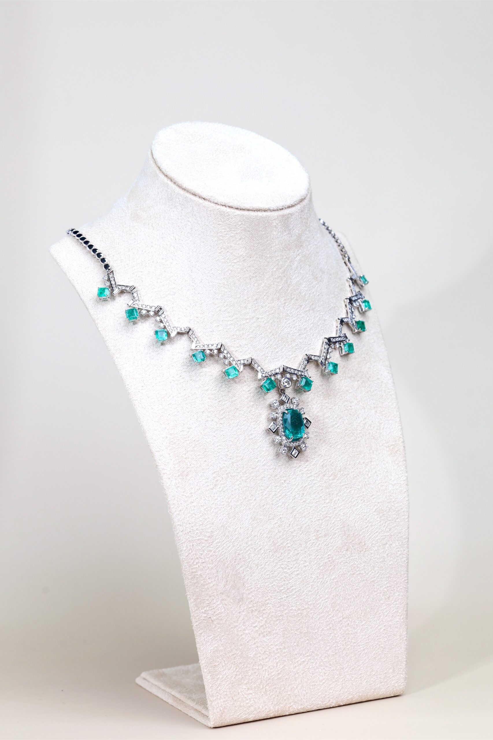 18.63 Carat Zambian Emerald and Diamond Statement Necklace in 18K White Gold - Image 22
