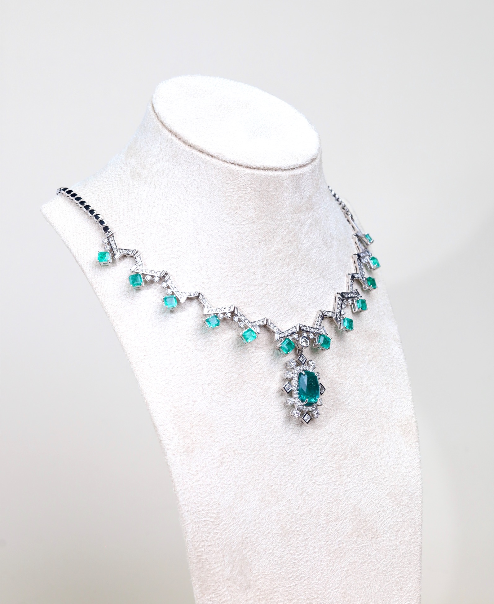18.63 Carat Zambian Emerald and Diamond Statement Necklace in 18K White Gold - Image 23