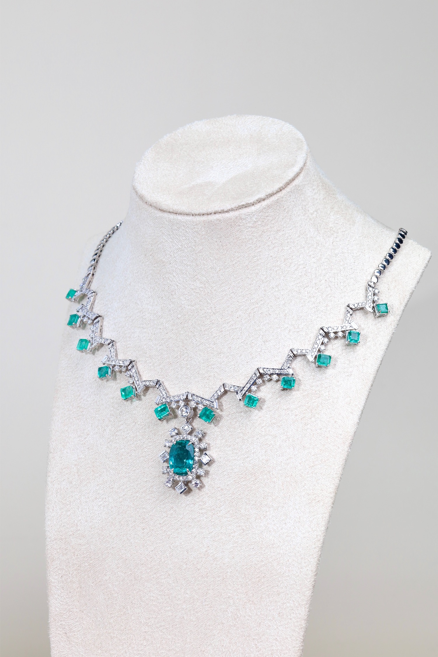 18.63 Carat Zambian Emerald and Diamond Statement Necklace in 18K White Gold - Image 24