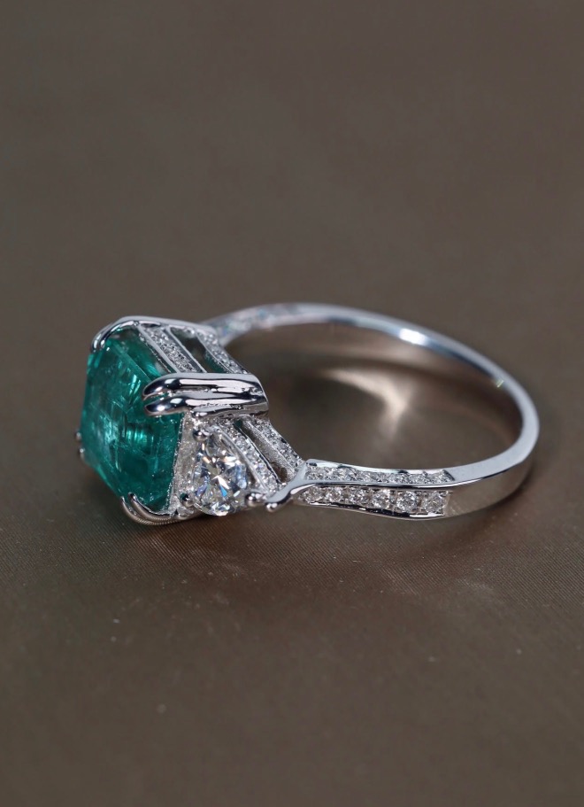 2.71 Carat Zambian Emerald and Diamond Three-Stone Ring in 18K White Gold - Image 4