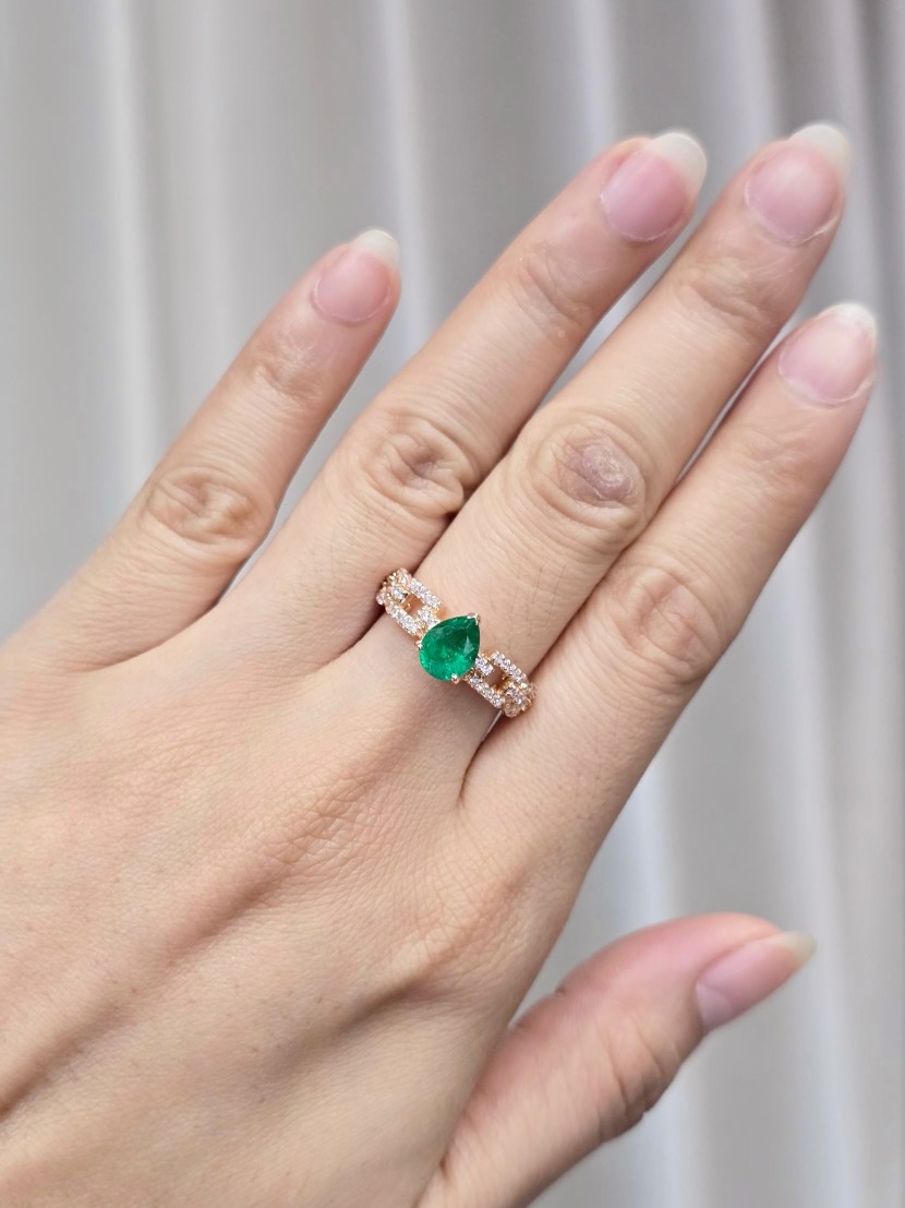 1.45 Carat Zambian Pear Emerald and Diamond Ring in 18K Rose Gold - Image 2