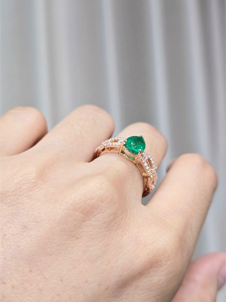1.45 Carat Zambian Pear Emerald and Diamond Ring in 18K Rose Gold - Image 10