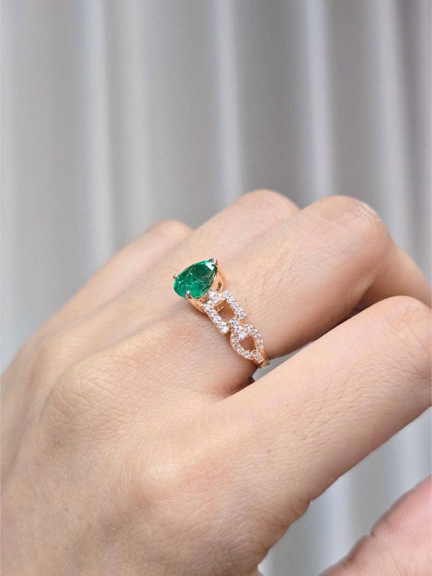 1.45 Carat Zambian Pear Emerald and Diamond Ring in 18K Rose Gold - Image 4