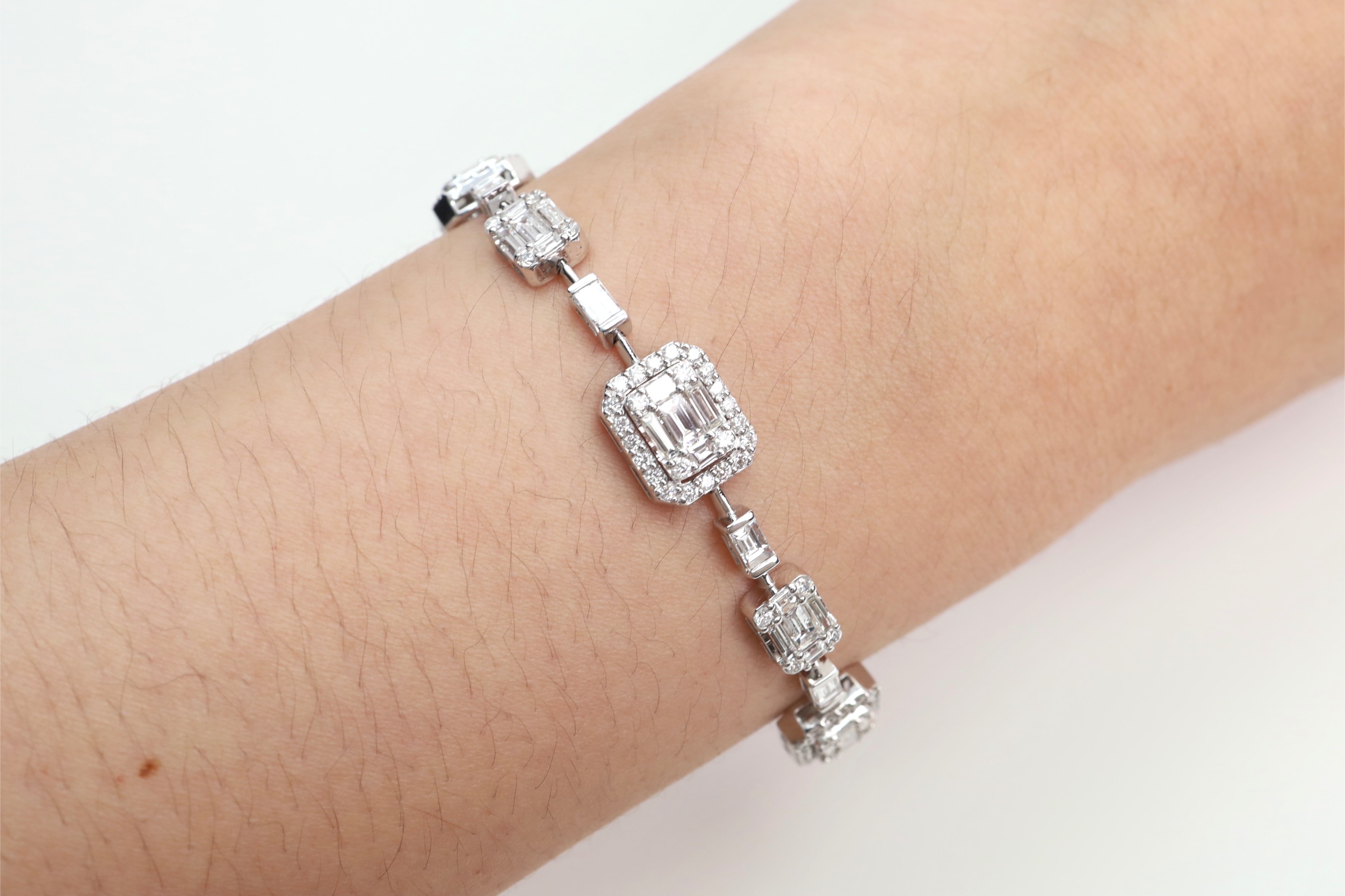 4.55 Carat Diamond Illusion Bracelet in 18K White Gold - Image 9