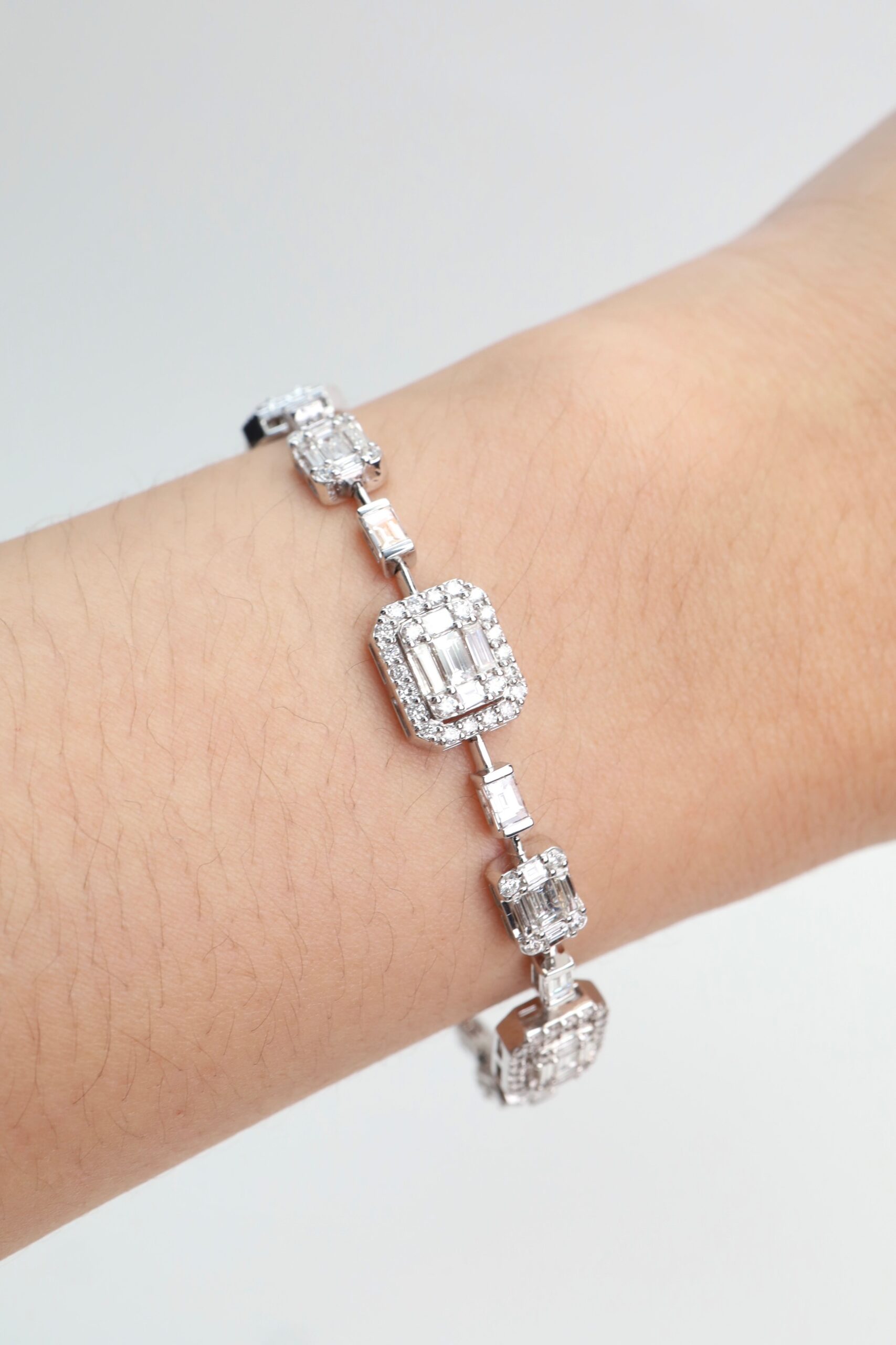 4.55 Carat Diamond Illusion Bracelet in 18K White Gold - Image 2