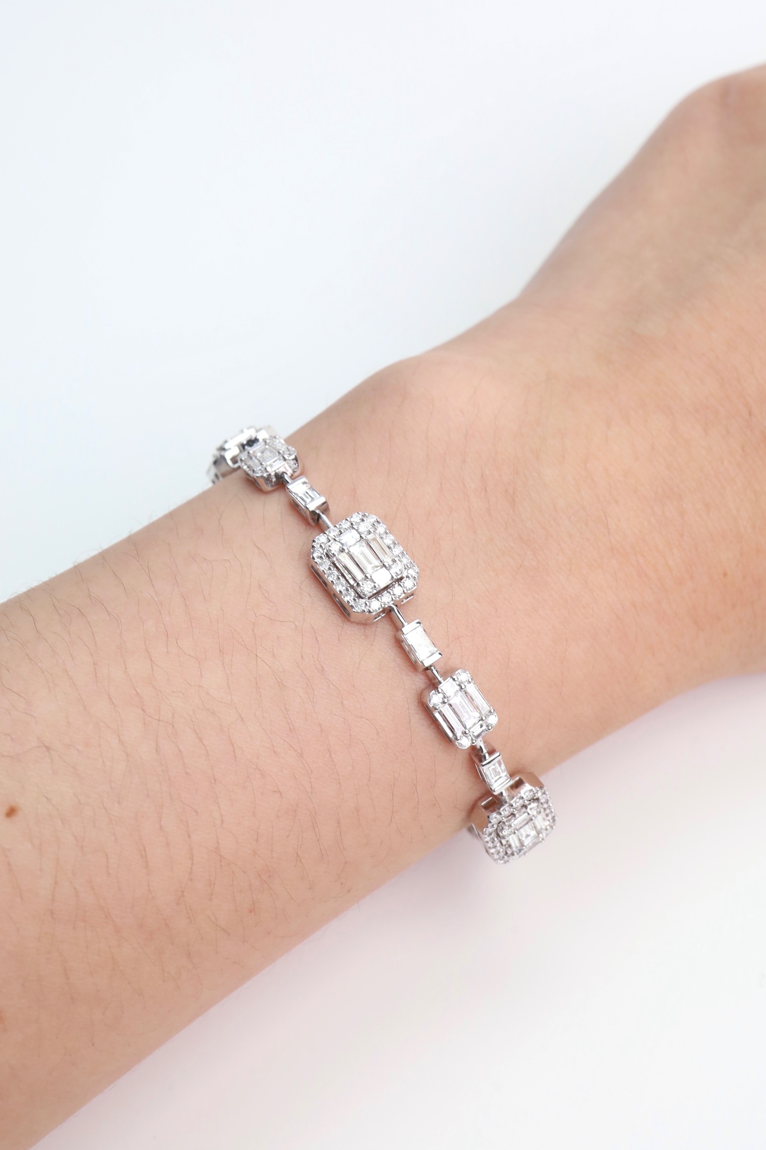 4.55 Carat Diamond Illusion Bracelet in 18K White Gold - Image 4