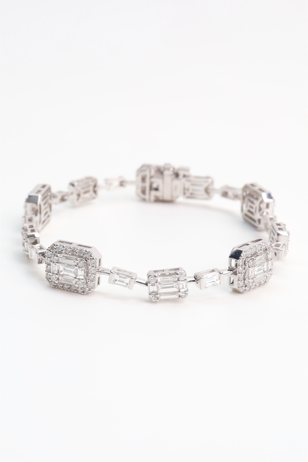 4.55 Carat Diamond Illusion Bracelet in 18K White Gold - Image 11