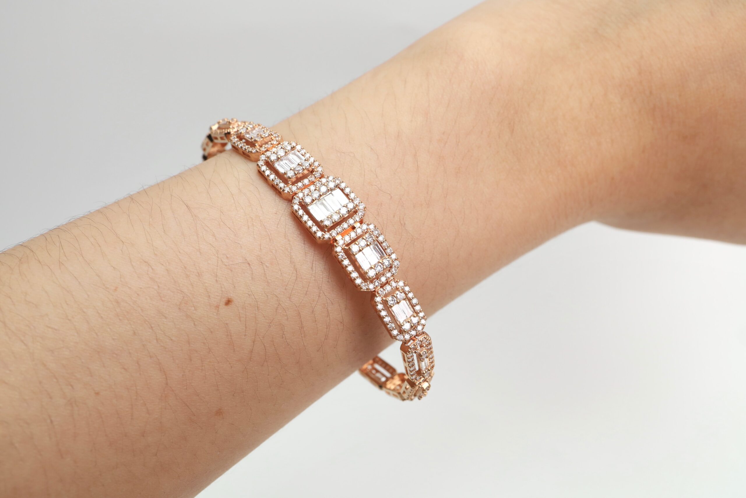 3.93 Carat Round and Baguette Diamond Illusion Bracelet in 18K Rose Gold - Image 5
