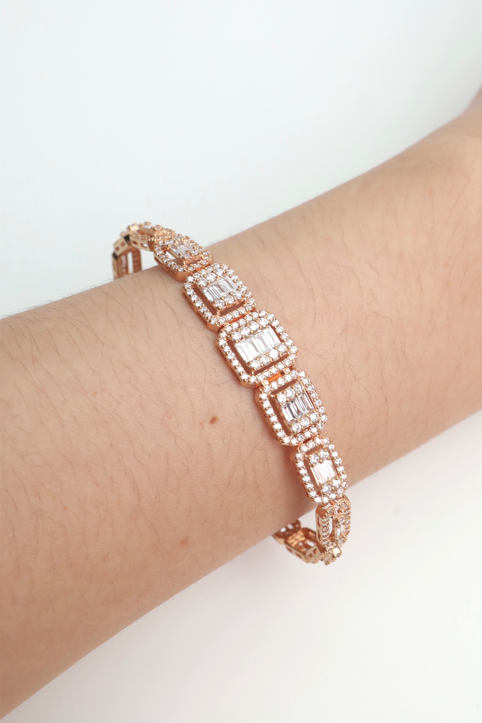 3.93 Carat Round and Baguette Diamond Illusion Bracelet in 18K Rose Gold - Image 2