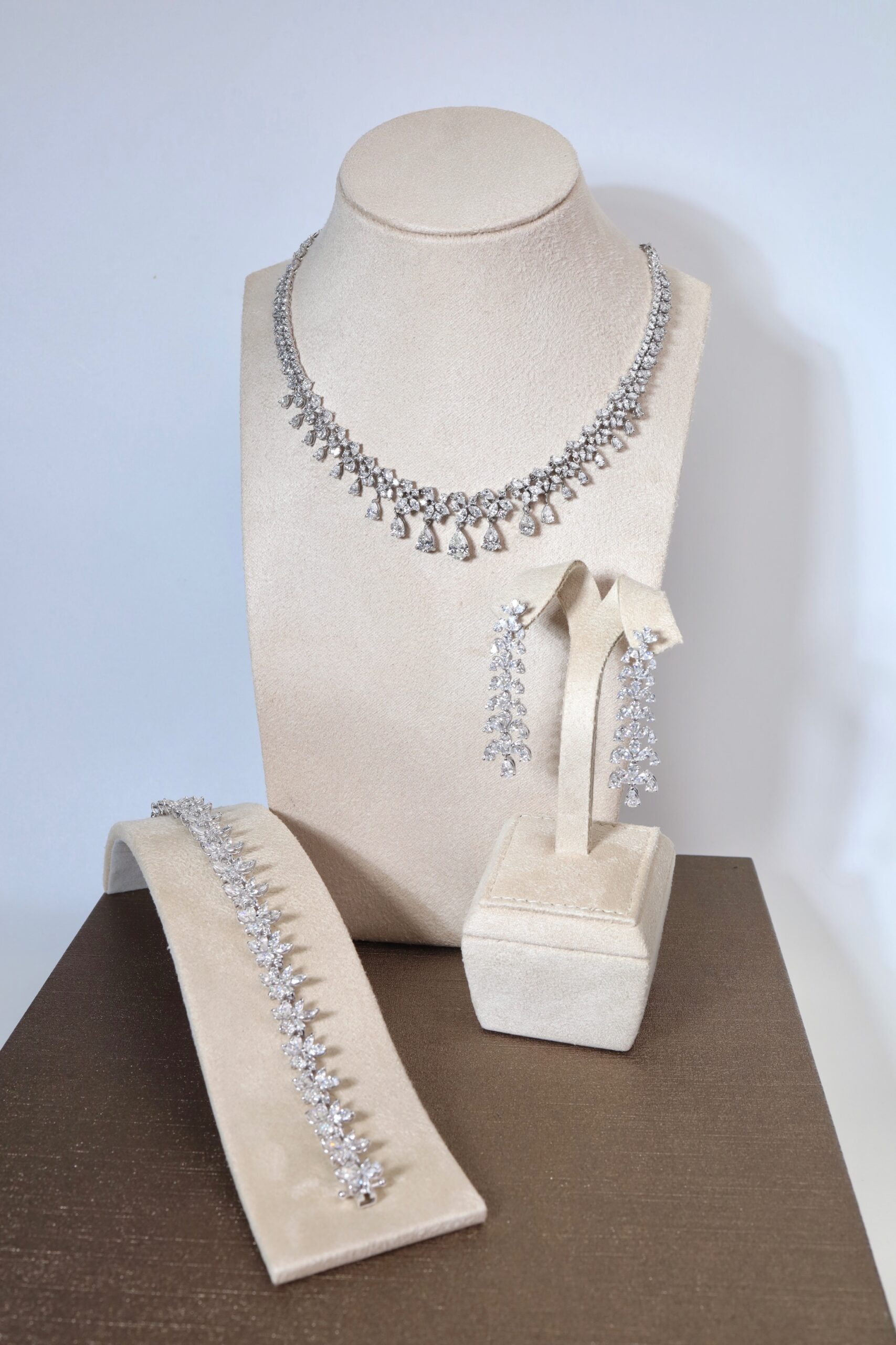 "Glamorous Bride" Natural Diamond Wedding Jewelry Set in 18K White Gold - Image 4