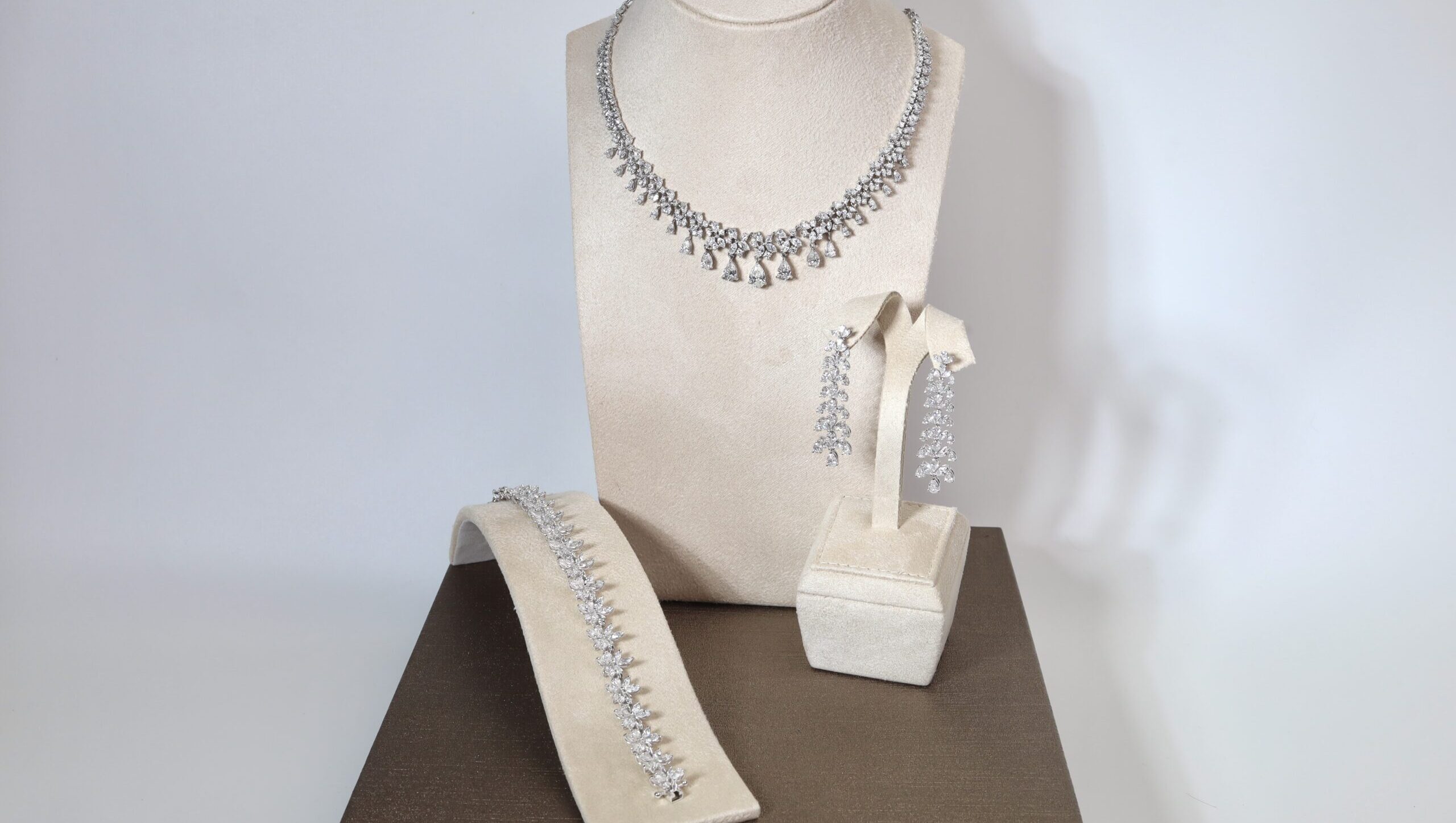 "Glamorous Bride" Natural Diamond Wedding Jewelry Set in 18K White Gold