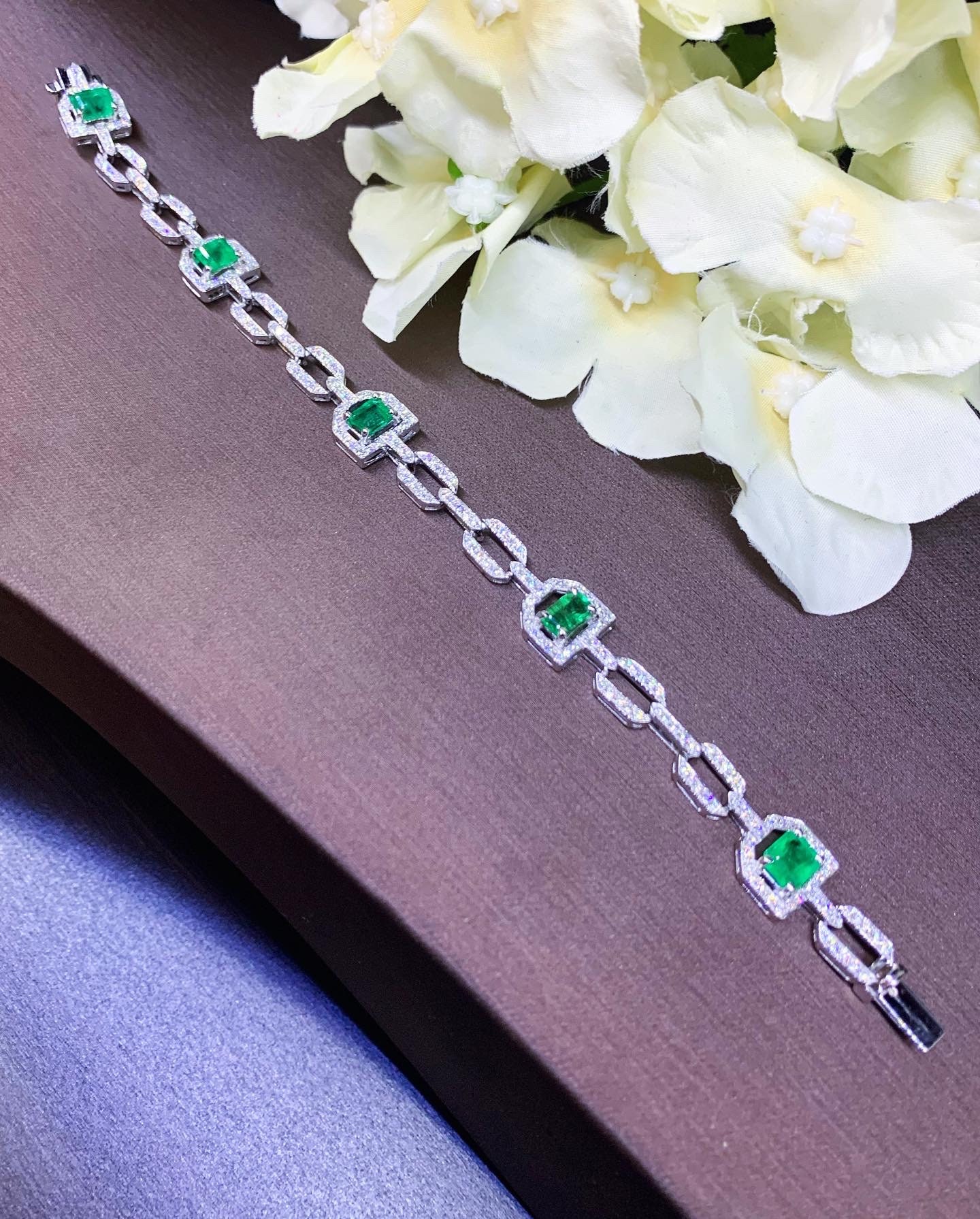 ART DECO 6.09TCW Emerald & Diamonds in 18K Solid White Gold Bracelet - Image 7