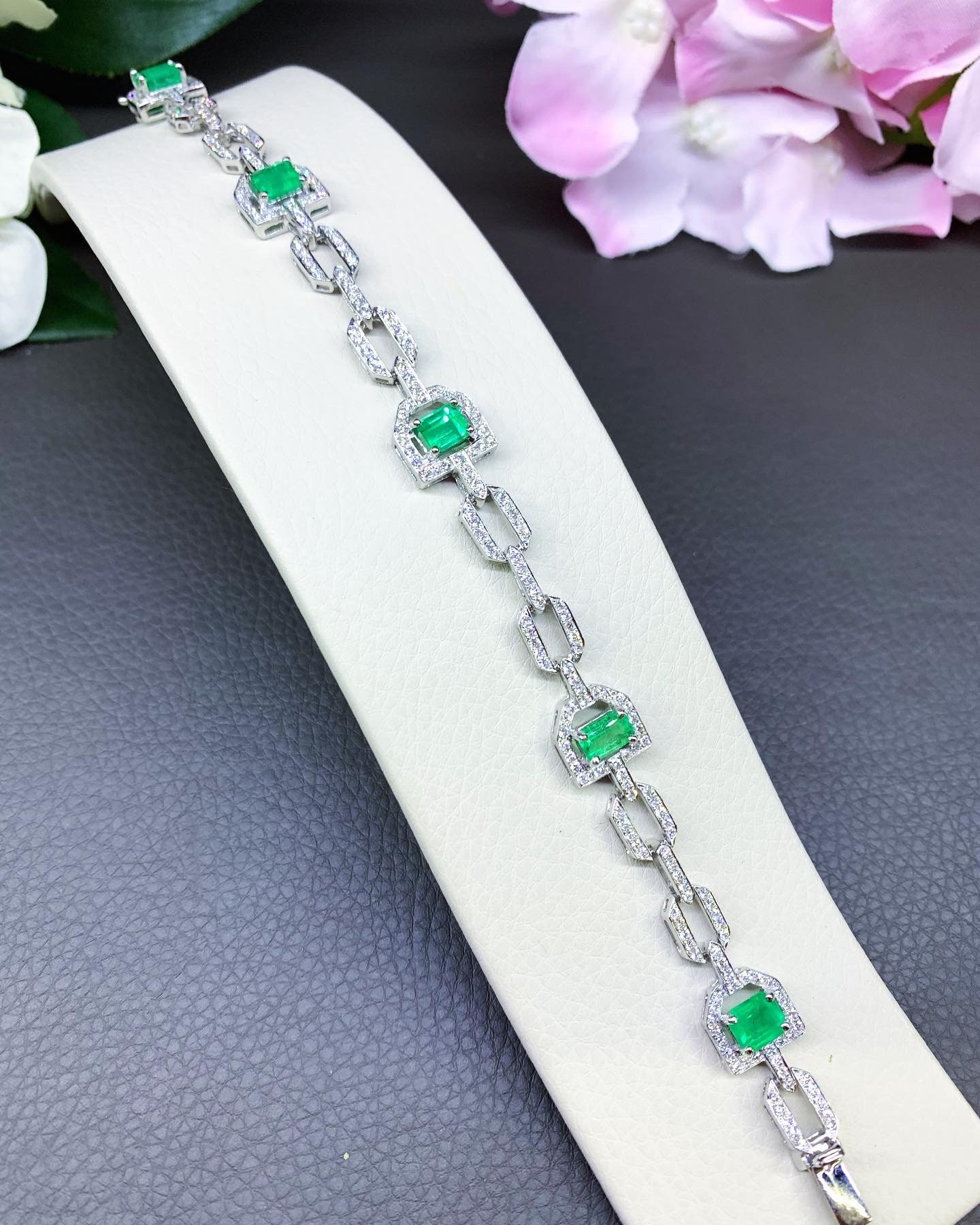 ART DECO 6.09TCW Emerald & Diamonds in 18K Solid White Gold Bracelet - Image 8