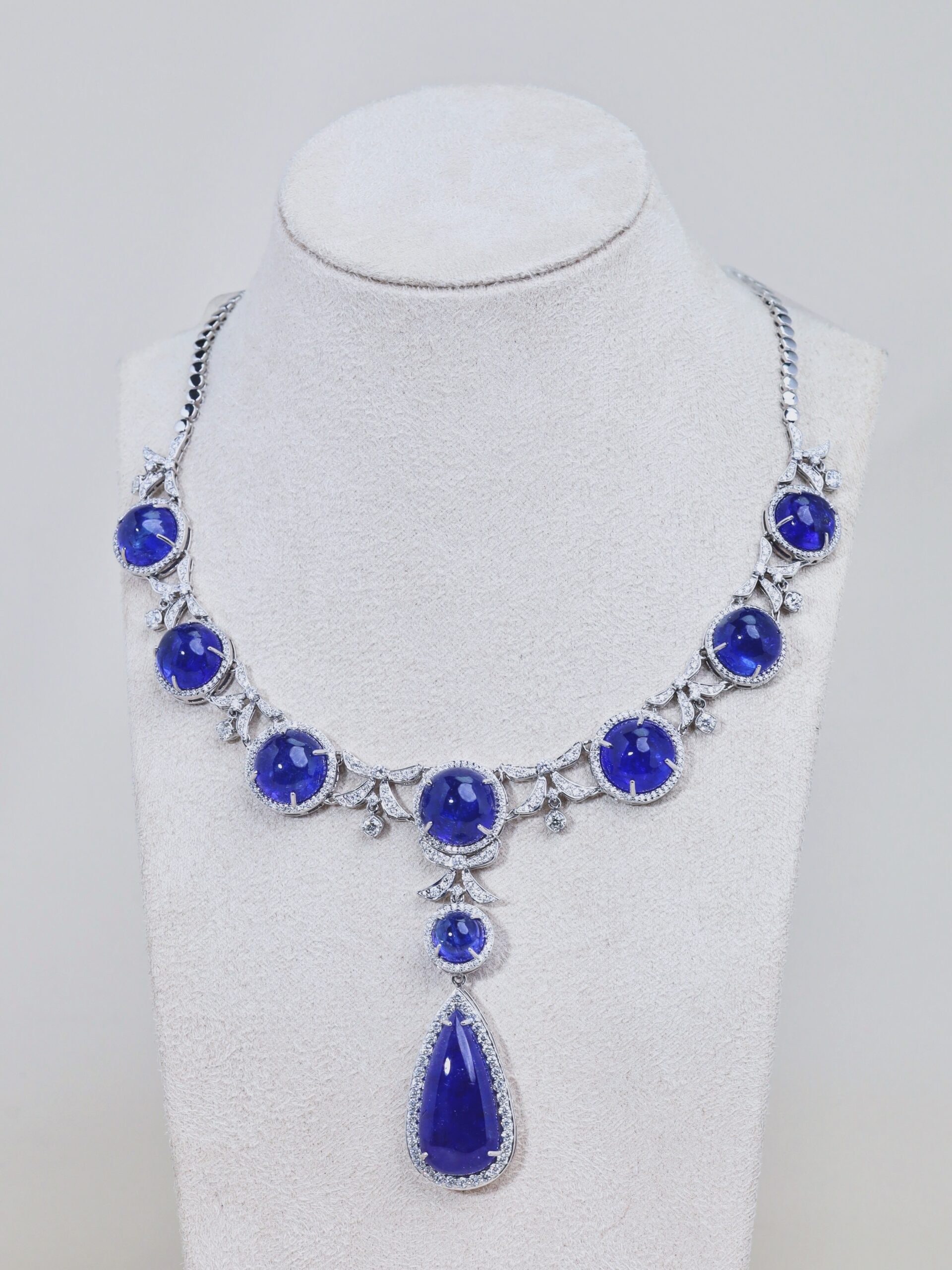 128.55 Carat Tanzanite and Diamond Necklace with Detachable Pendant in 18K White Gold - Image 10