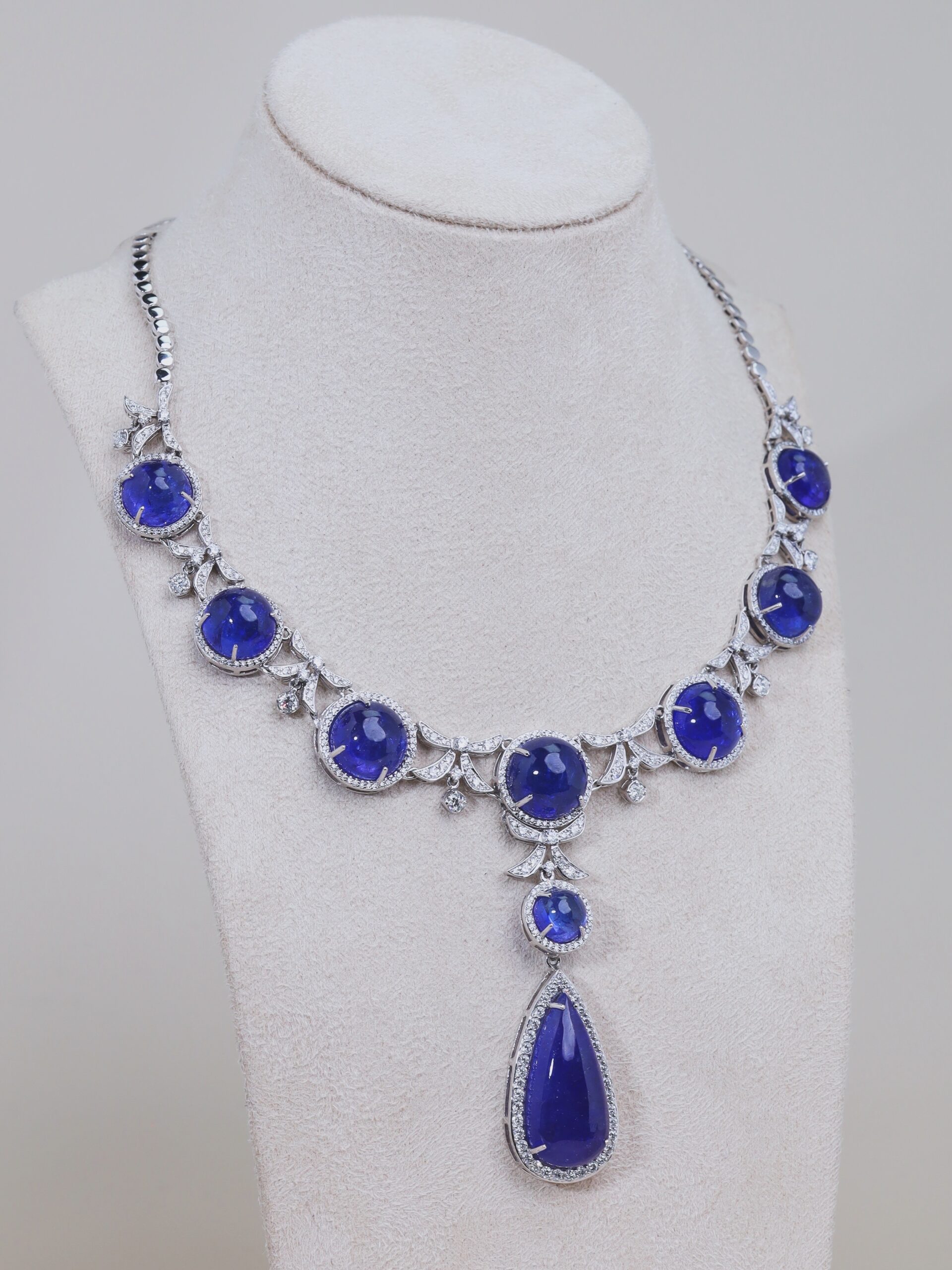 128.55 Carat Tanzanite and Diamond Necklace with Detachable Pendant in 18K White Gold - Image 6