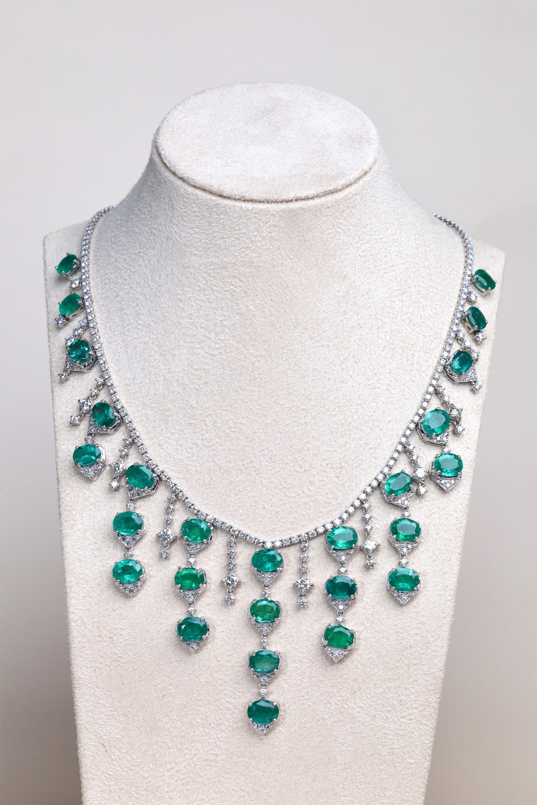 54.15 Carat Zambian Emerald and Diamond Necklace in 18K White Gold - Image 4