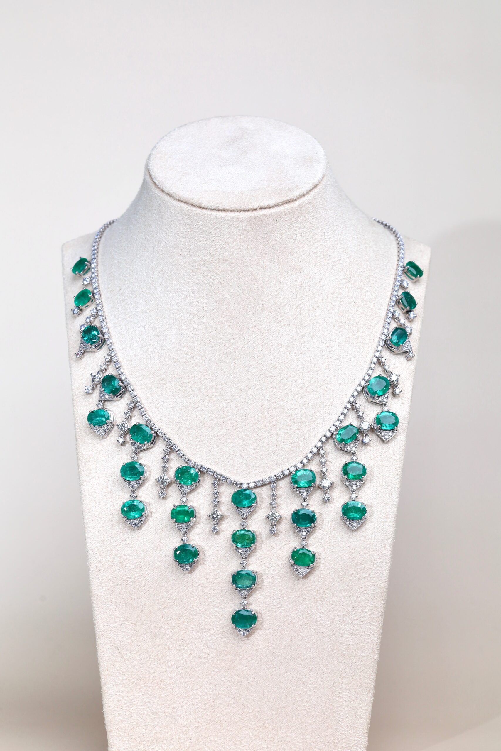 54.15 Carat Zambian Emerald and Diamond Necklace in 18K White Gold - Image 5
