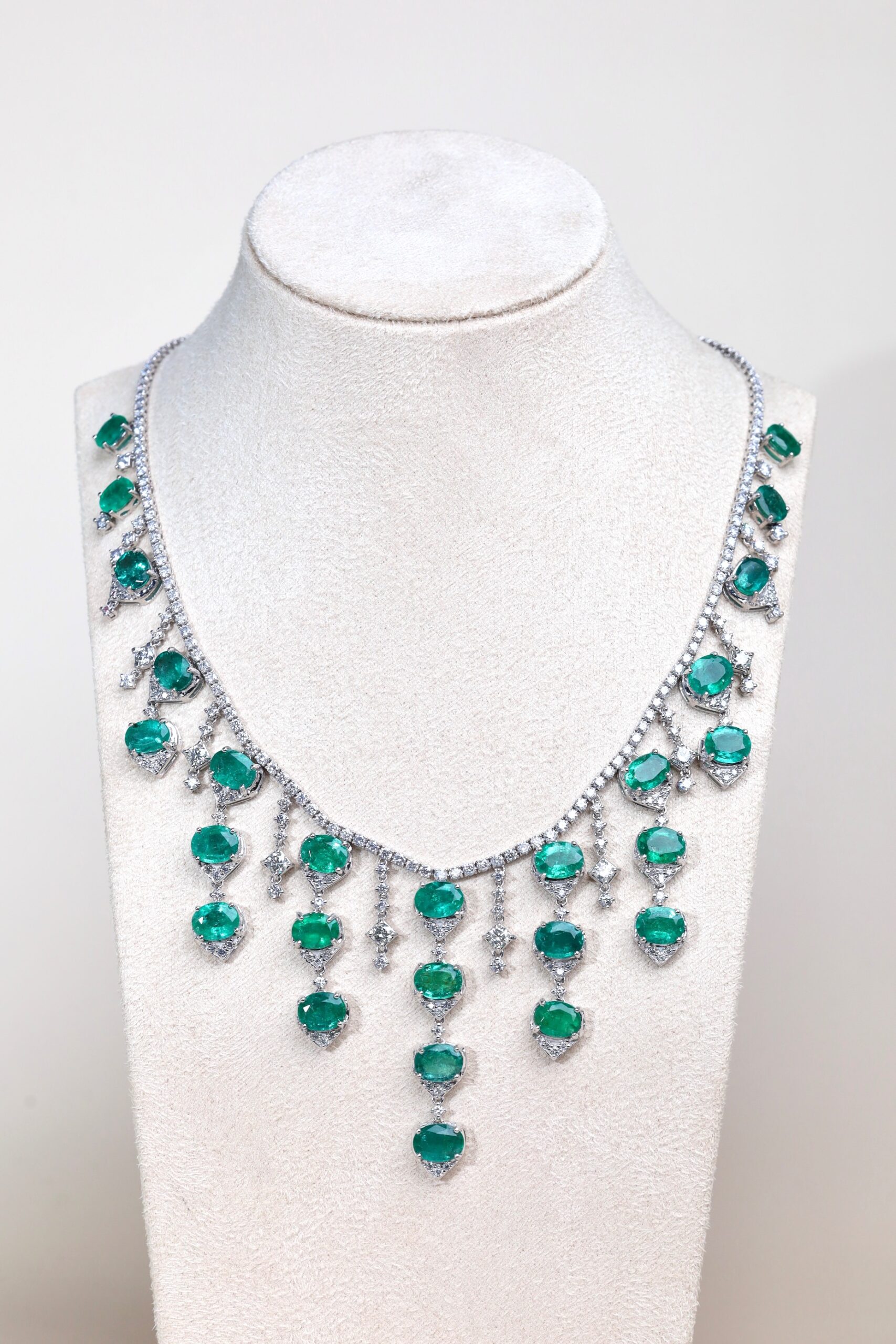 54.15 Carat Zambian Emerald and Diamond Necklace in 18K White Gold - Image 6