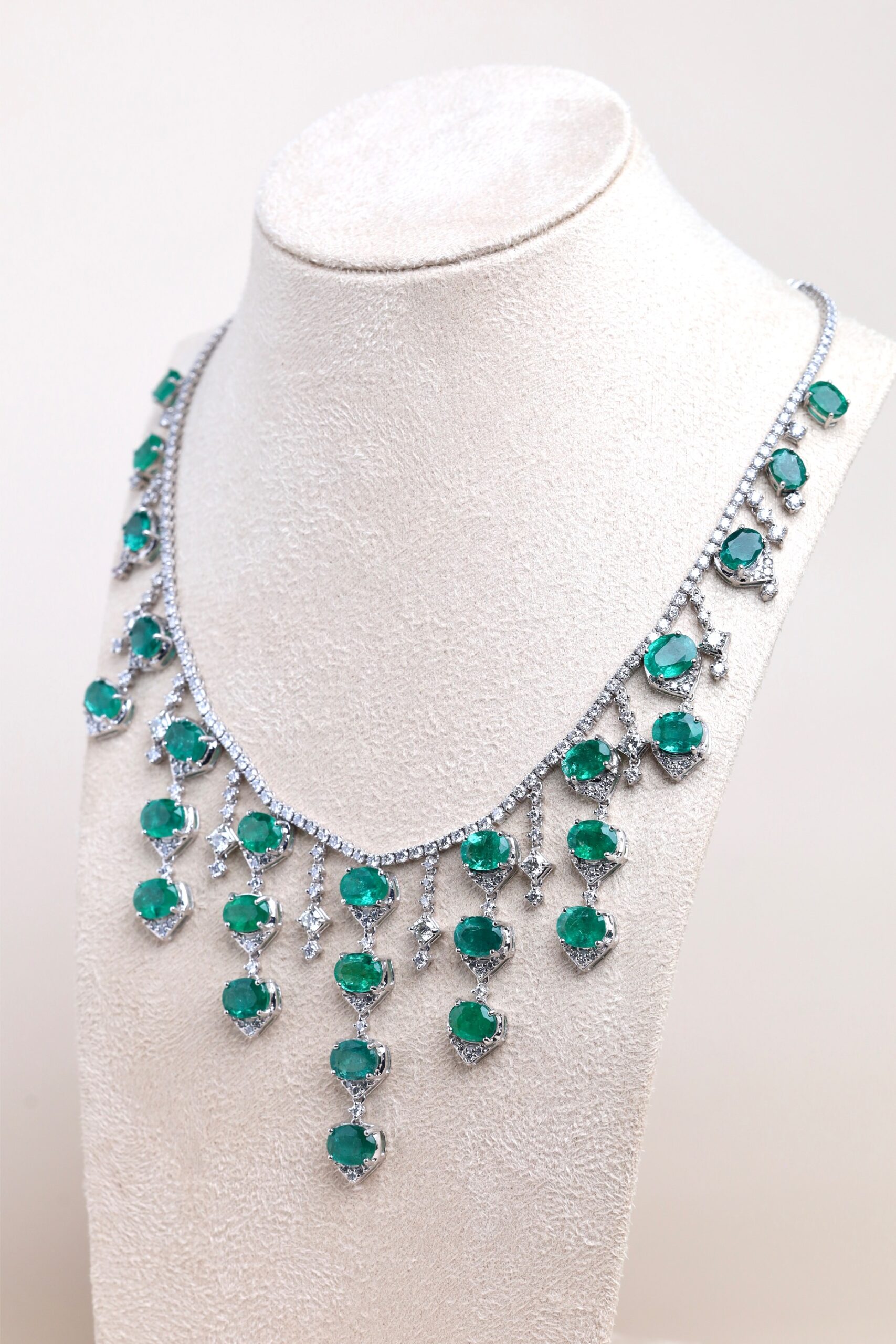 54.15 Carat Zambian Emerald and Diamond Necklace in 18K White Gold - Image 3